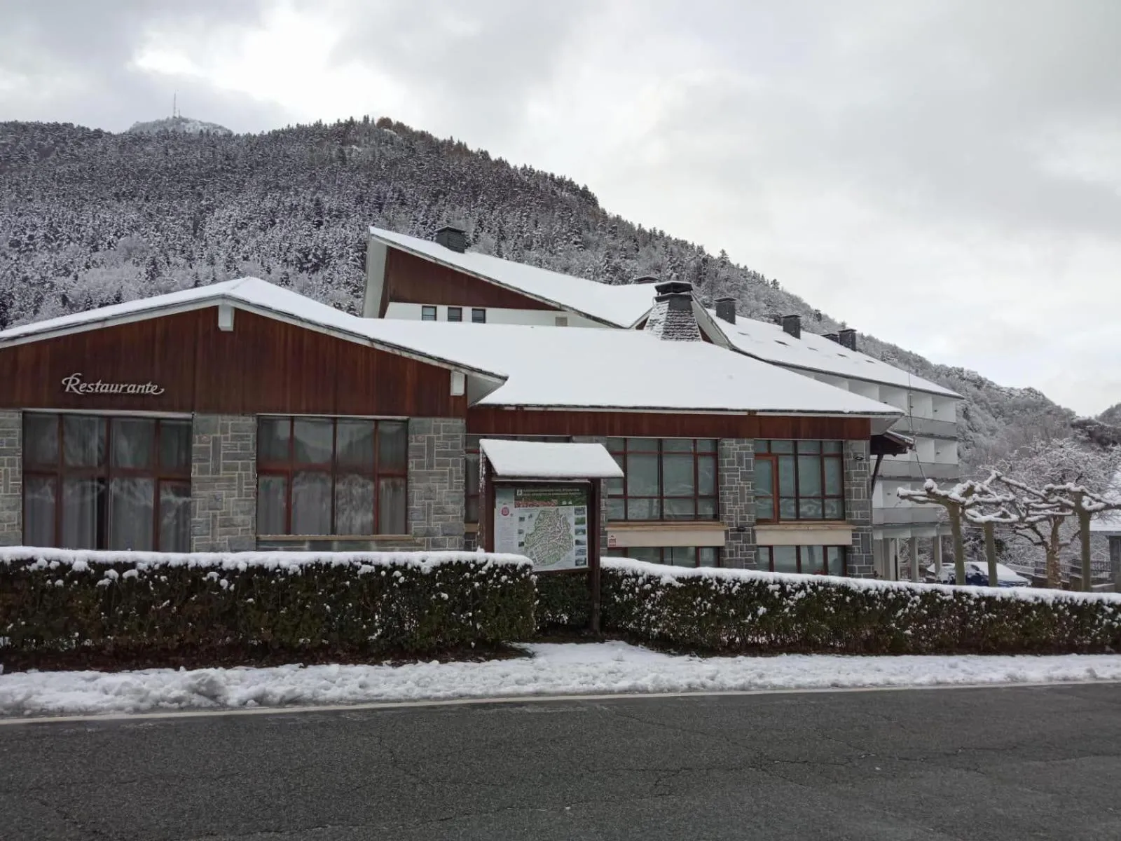 Property building in Hotel y Apartamentos SNÖ Isaba
