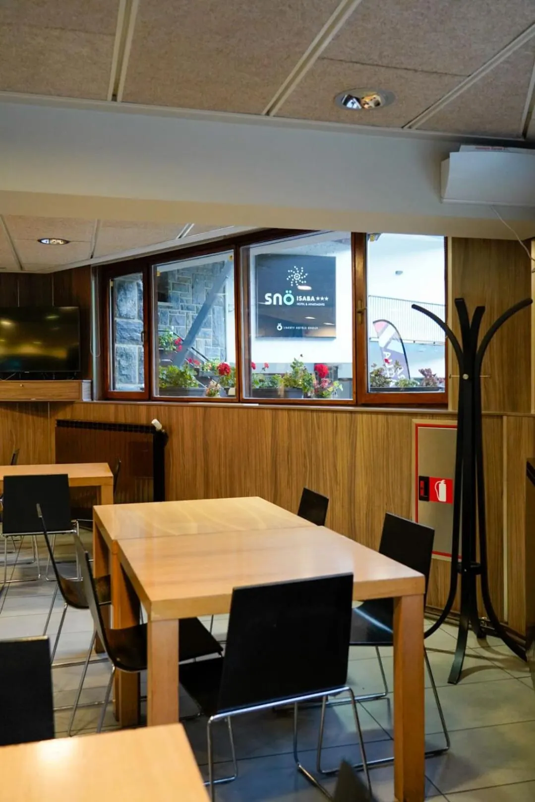 Lounge or bar in Hotel y Apartamentos SNÖ Isaba