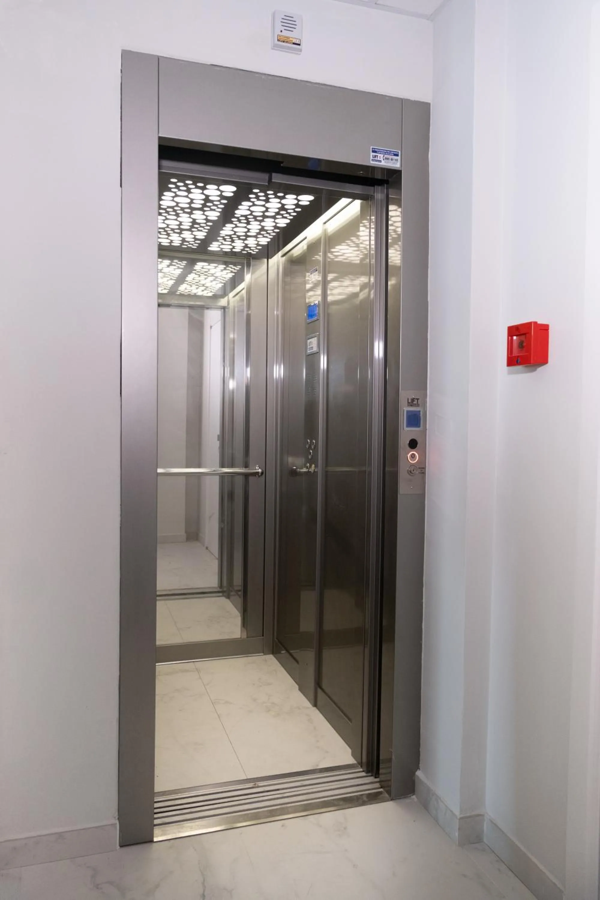 elevator in Hotel Diadema