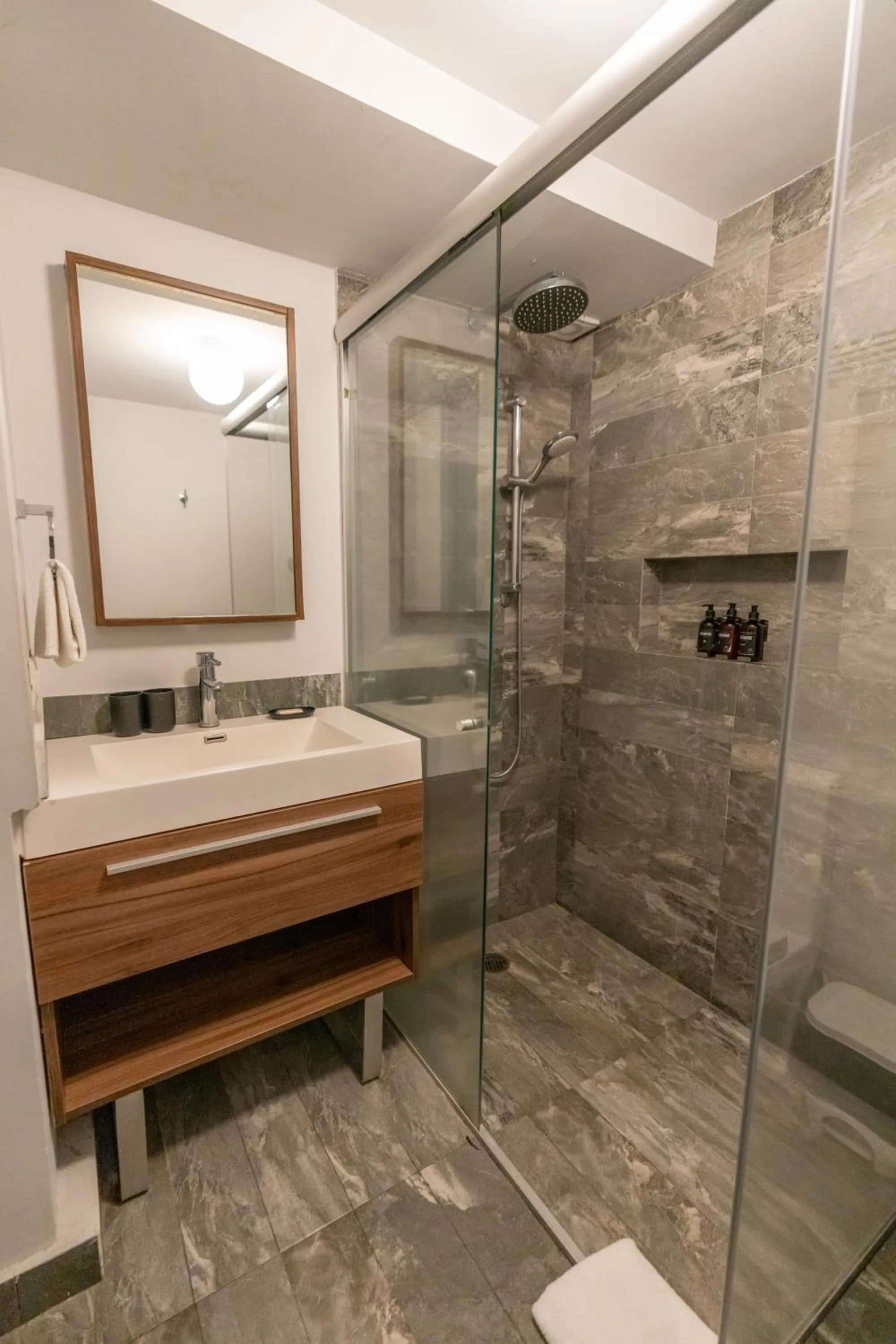 Shower in La Campechana in the heart of Roma and Condesa