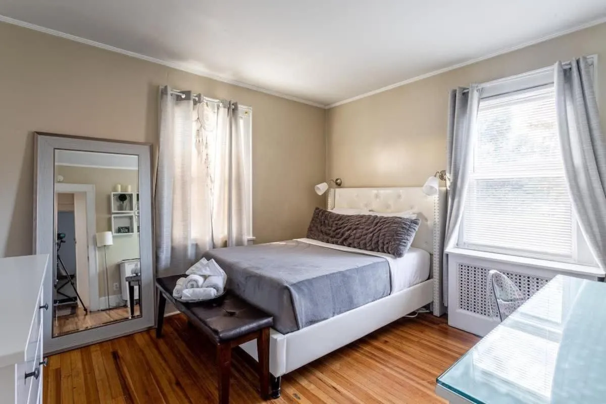 Bella room near downtown Train I-95 & beaches