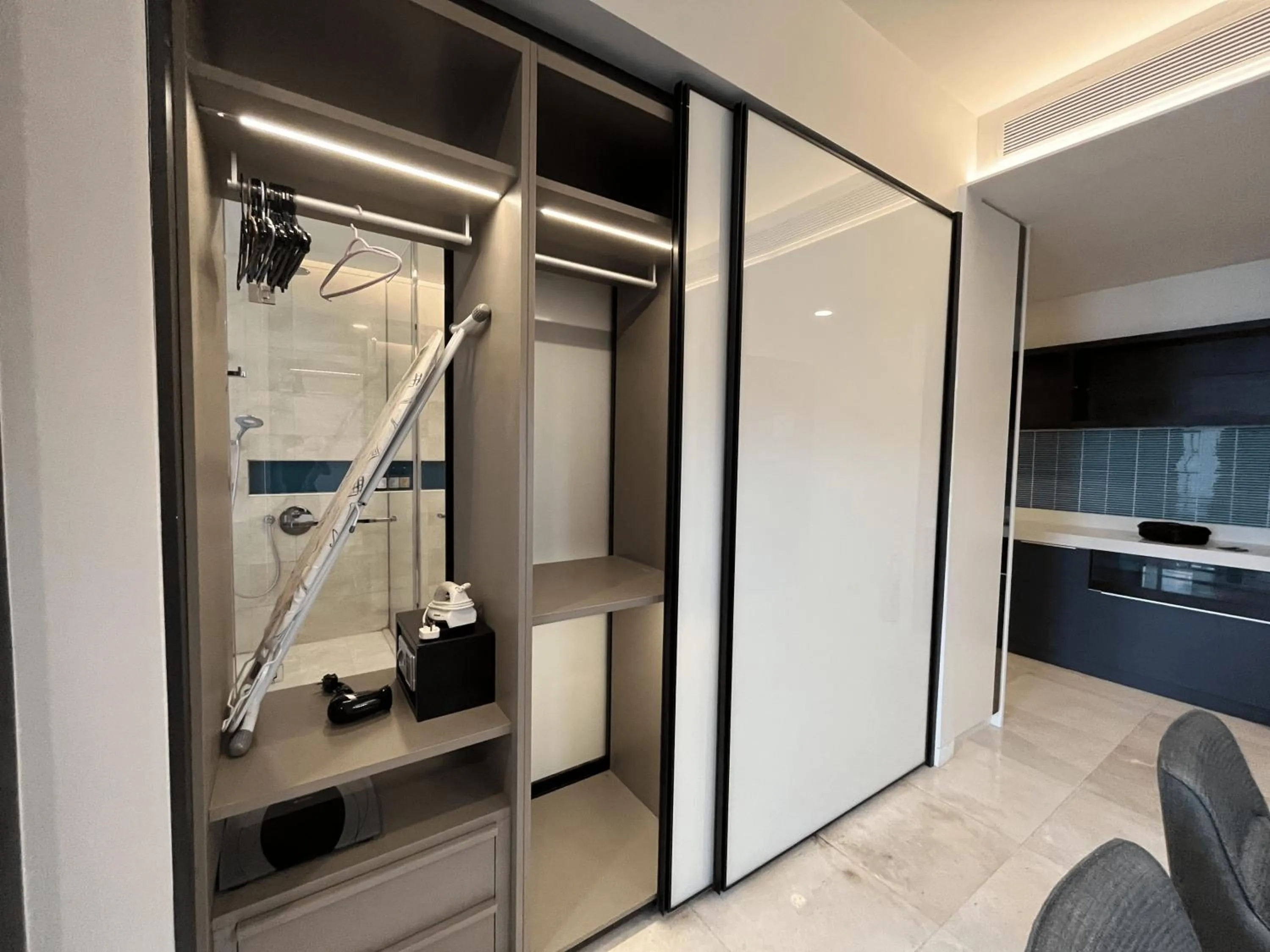 wardrobe in Tropicana The Residences by uBook