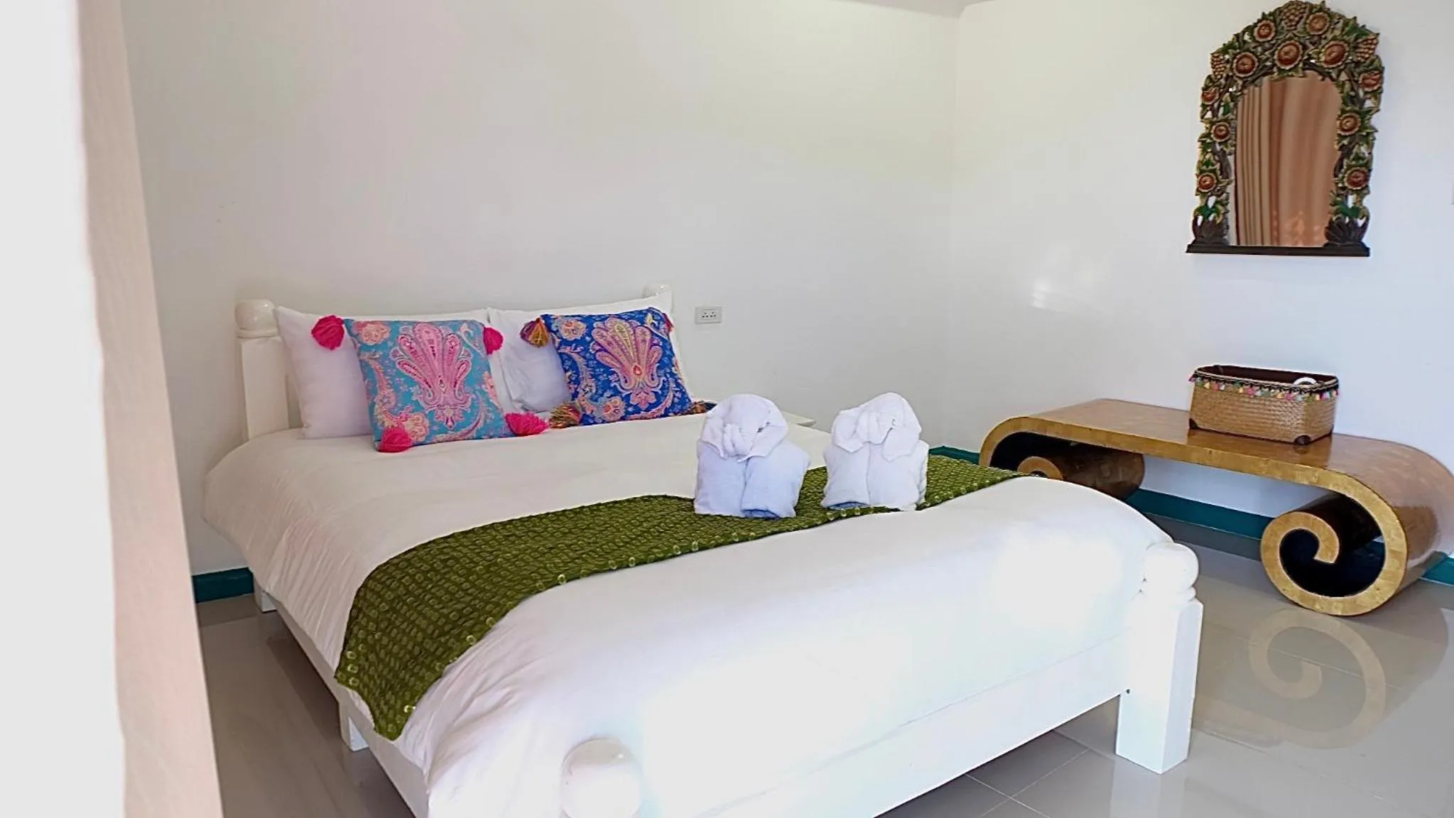 Bed in Yellow Lamoon Hotel