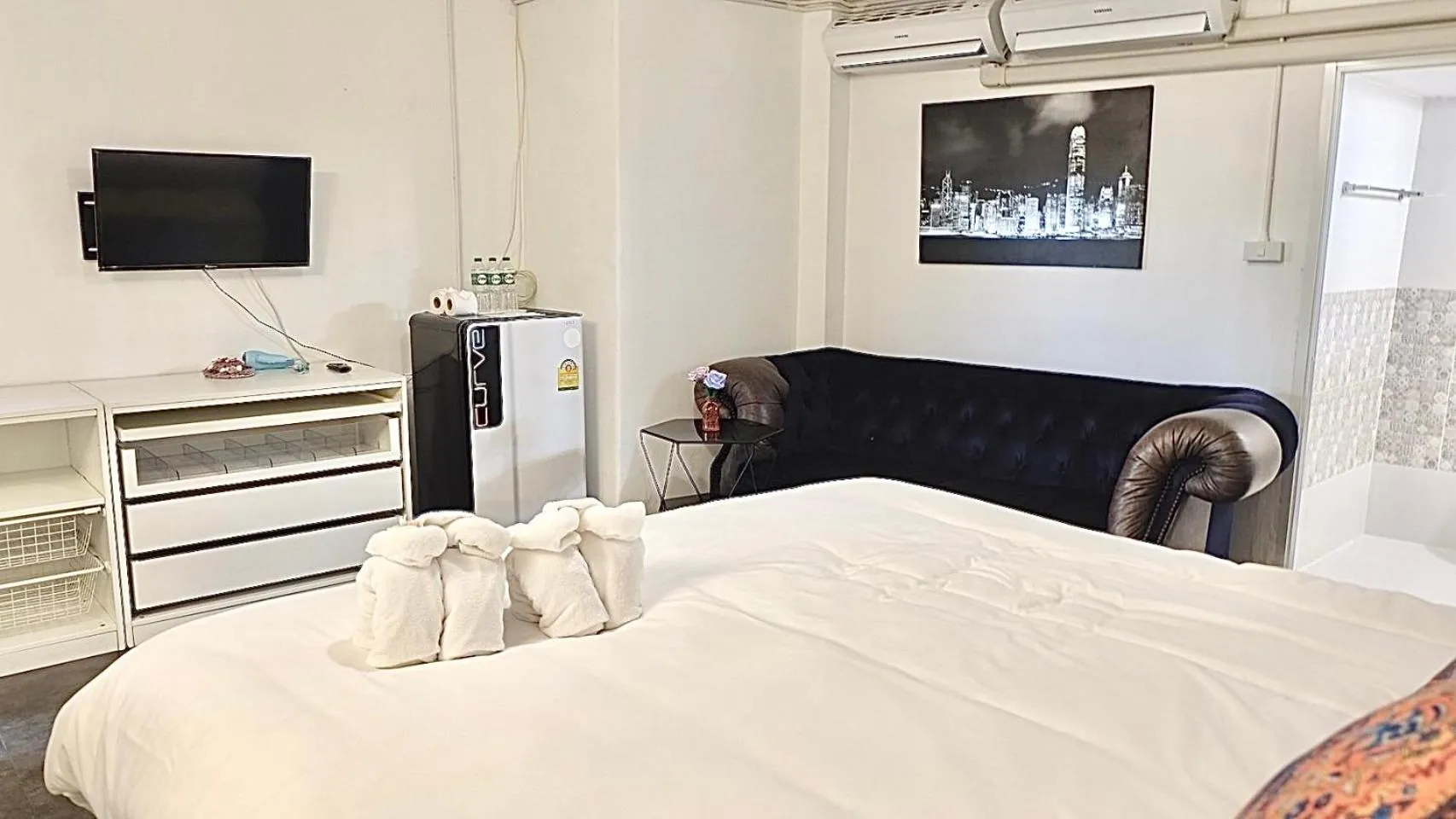 Bed in Yellow Lamoon Hotel