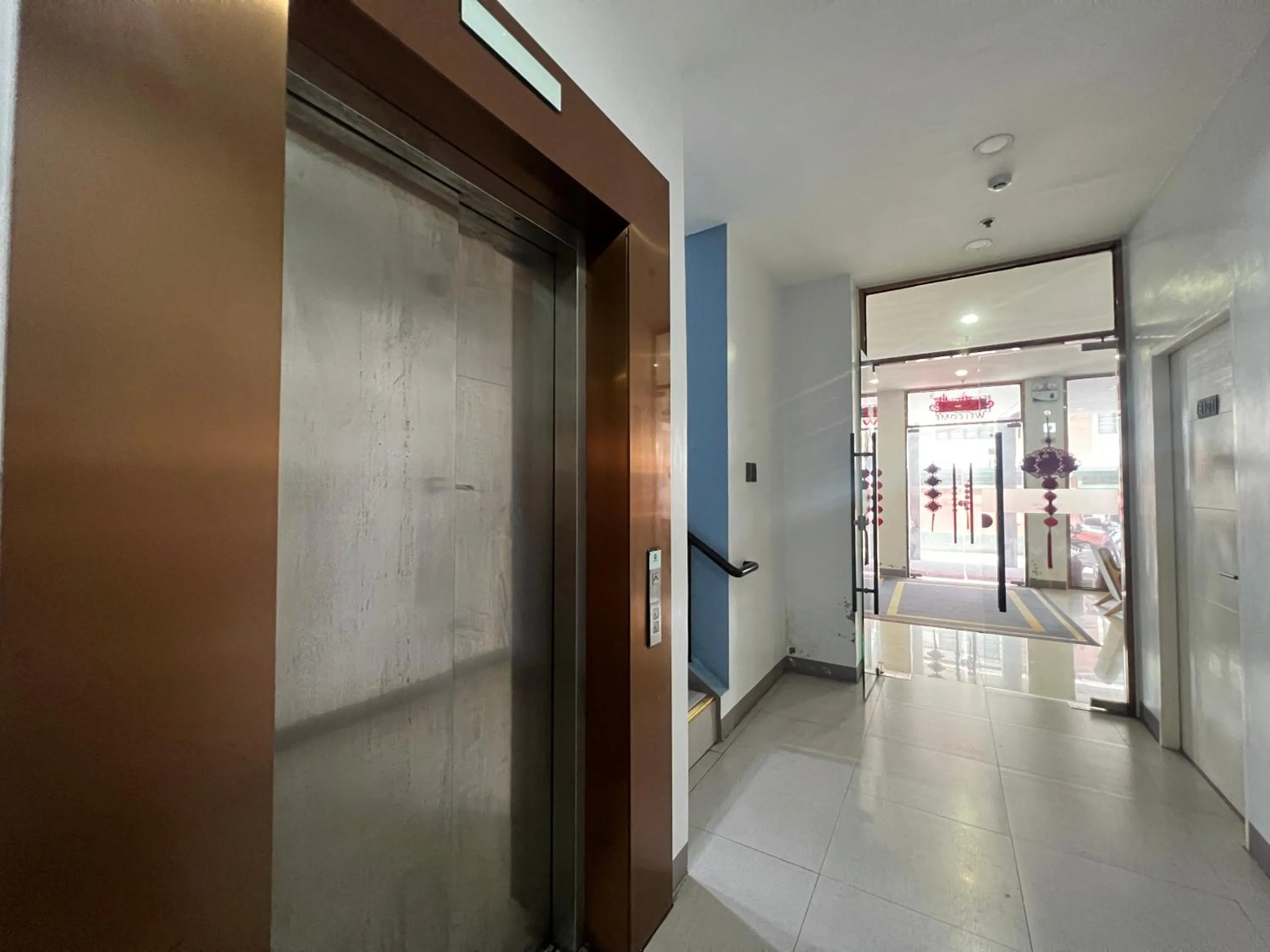 elevator in Qingqing Hotel Pasay Manila near MOA