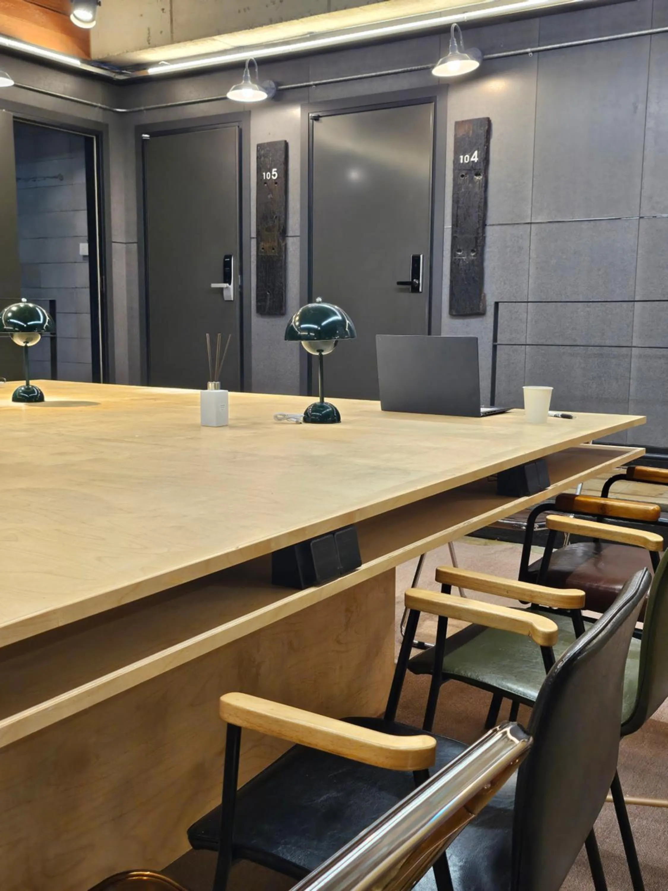 Meeting/conference room in Travel Light Hostel