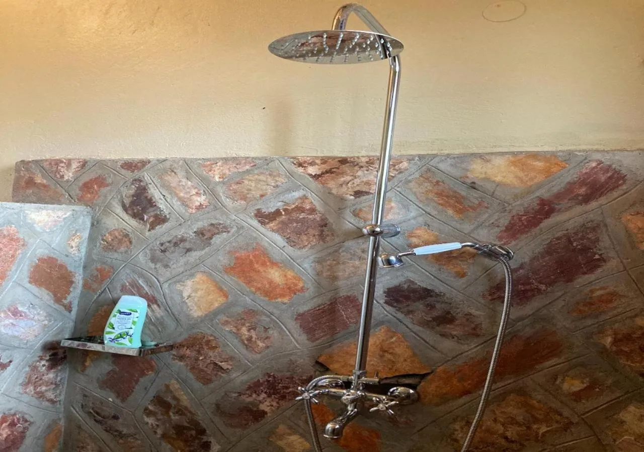 Shower in Stevalyn's Ridge View Lodge