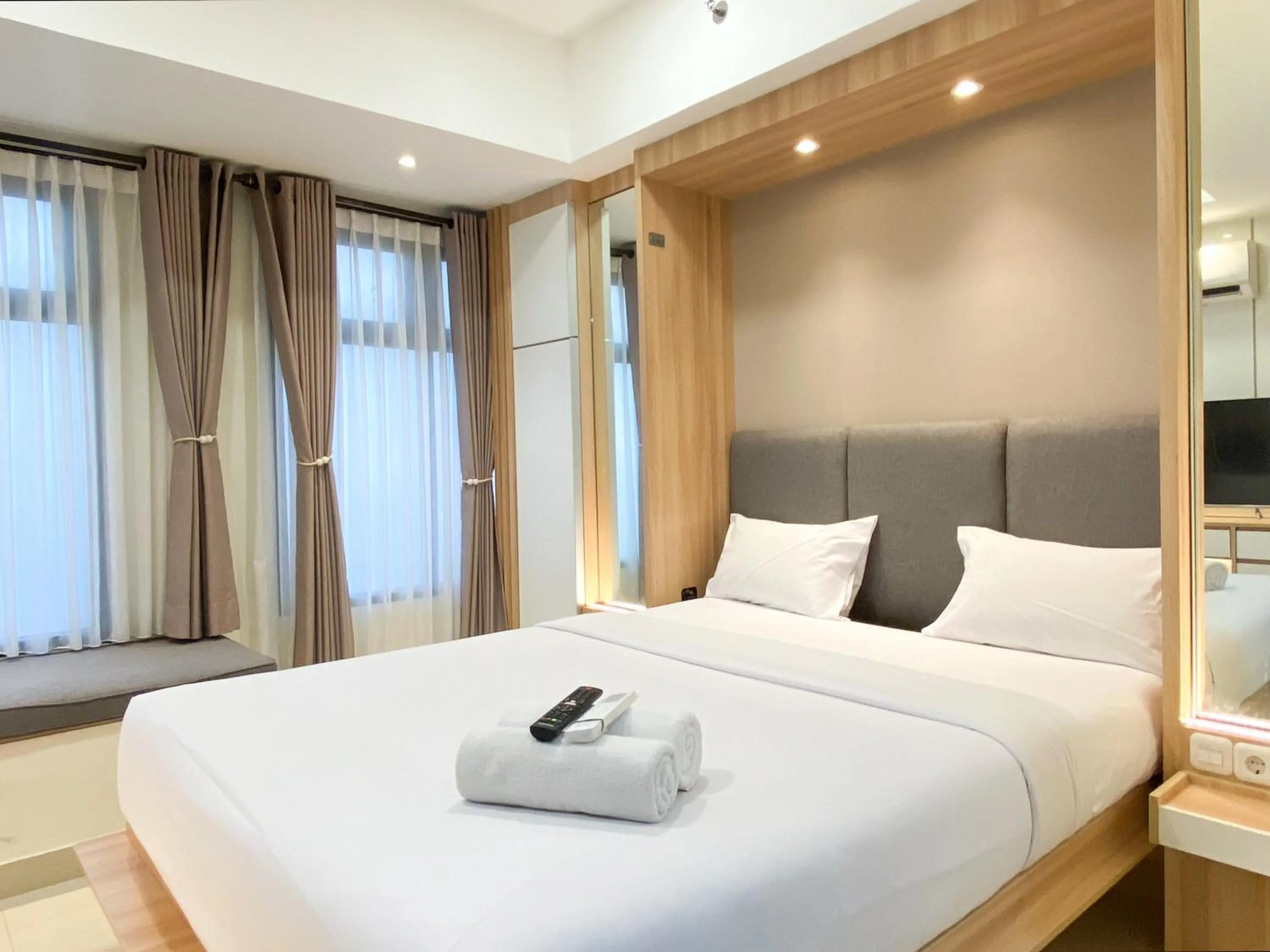 Bed in Comfort Living Studio Pollux Chadstone Apartment By Travelio