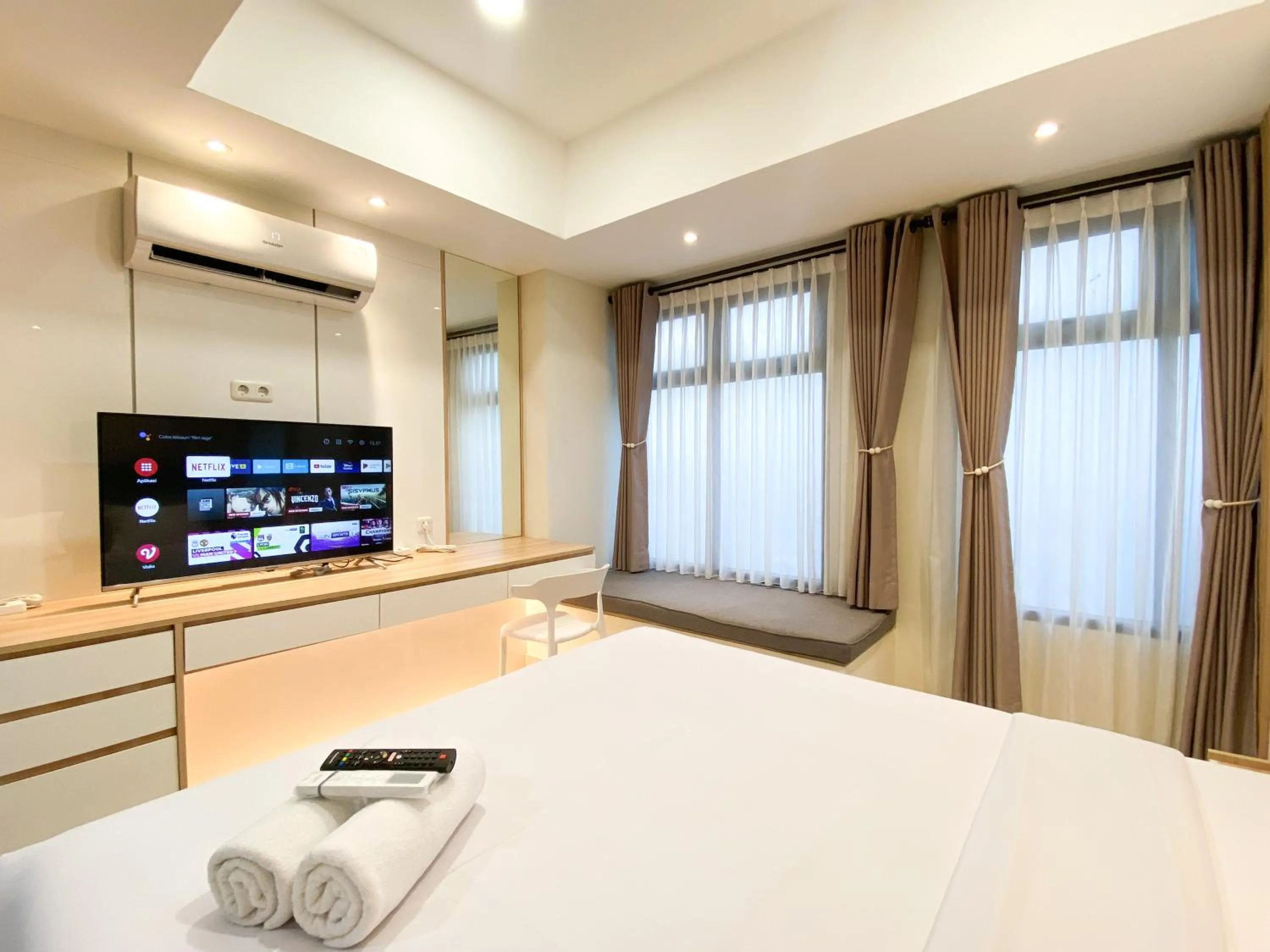 Living room, Bed in Comfort Living Studio Pollux Chadstone Apartment By Travelio