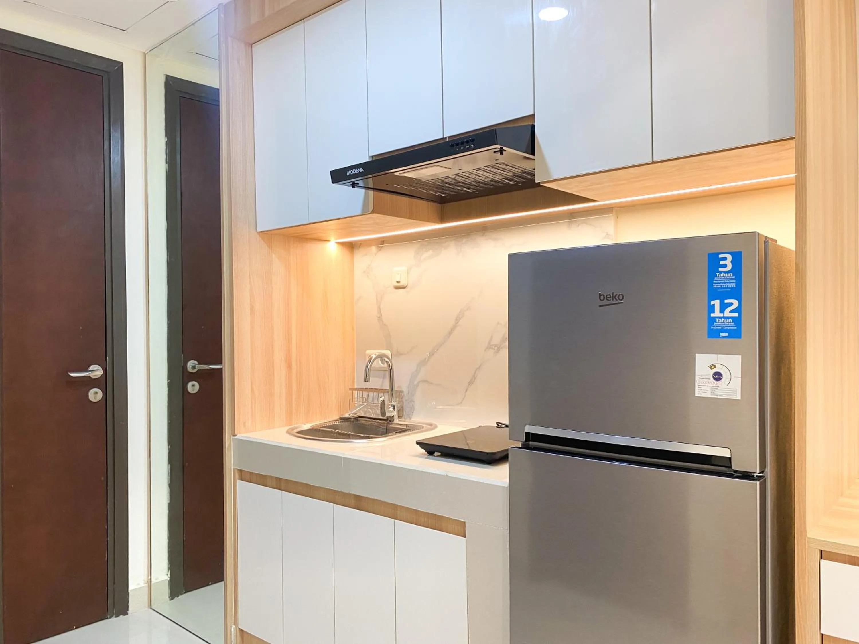 Kitchen or kitchenette in Comfort Living Studio Pollux Chadstone Apartment By Travelio