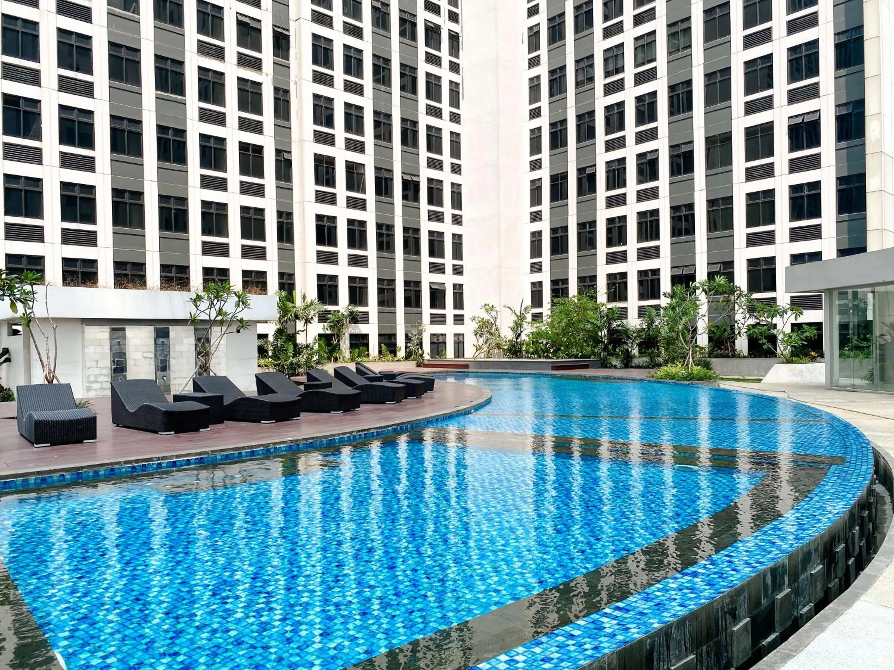 Swimming pool in Comfort Living Studio Pollux Chadstone Apartment By Travelio
