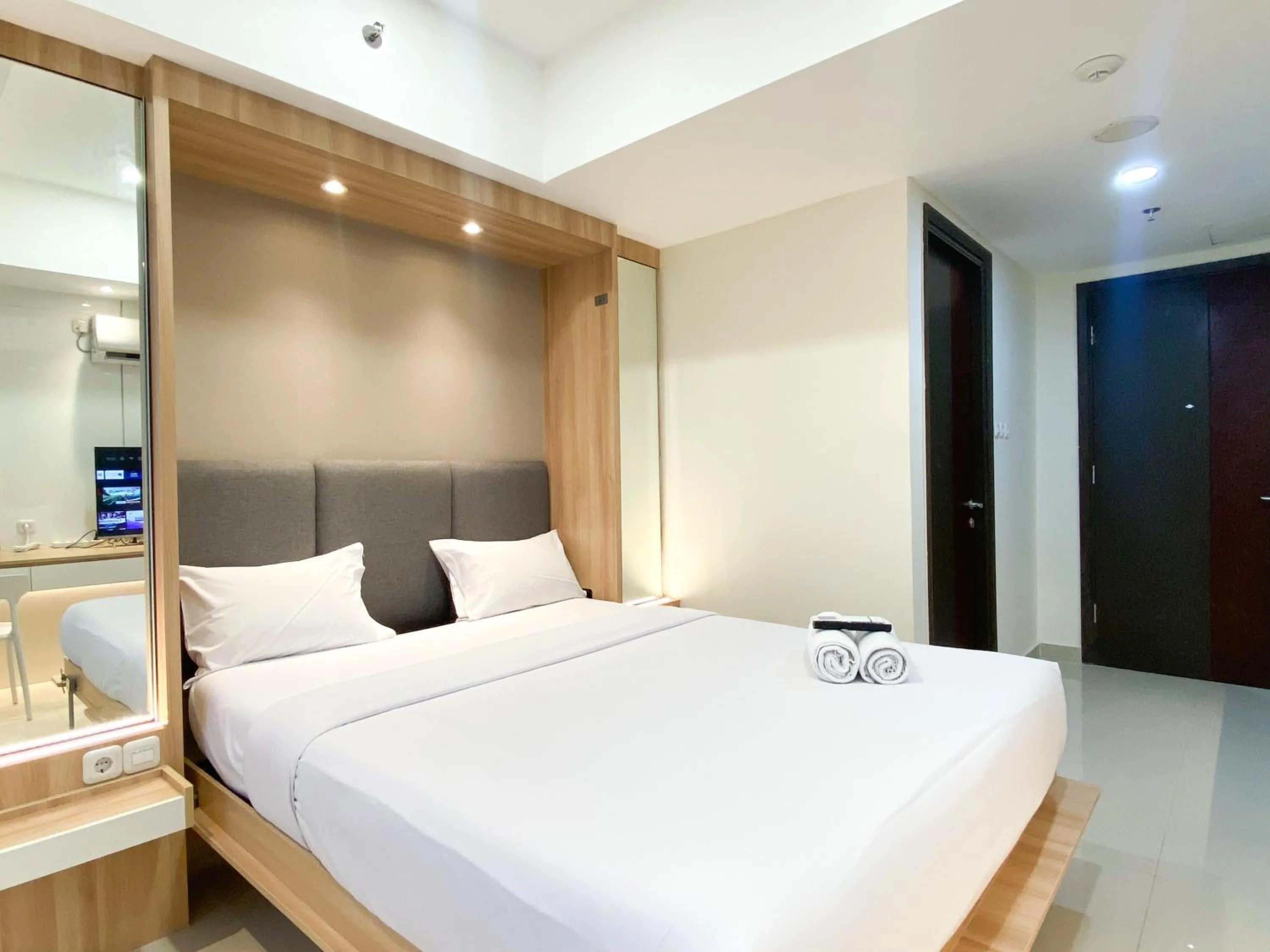 Photo of the whole room, Bed in Comfort Living Studio Pollux Chadstone Apartment By Travelio
