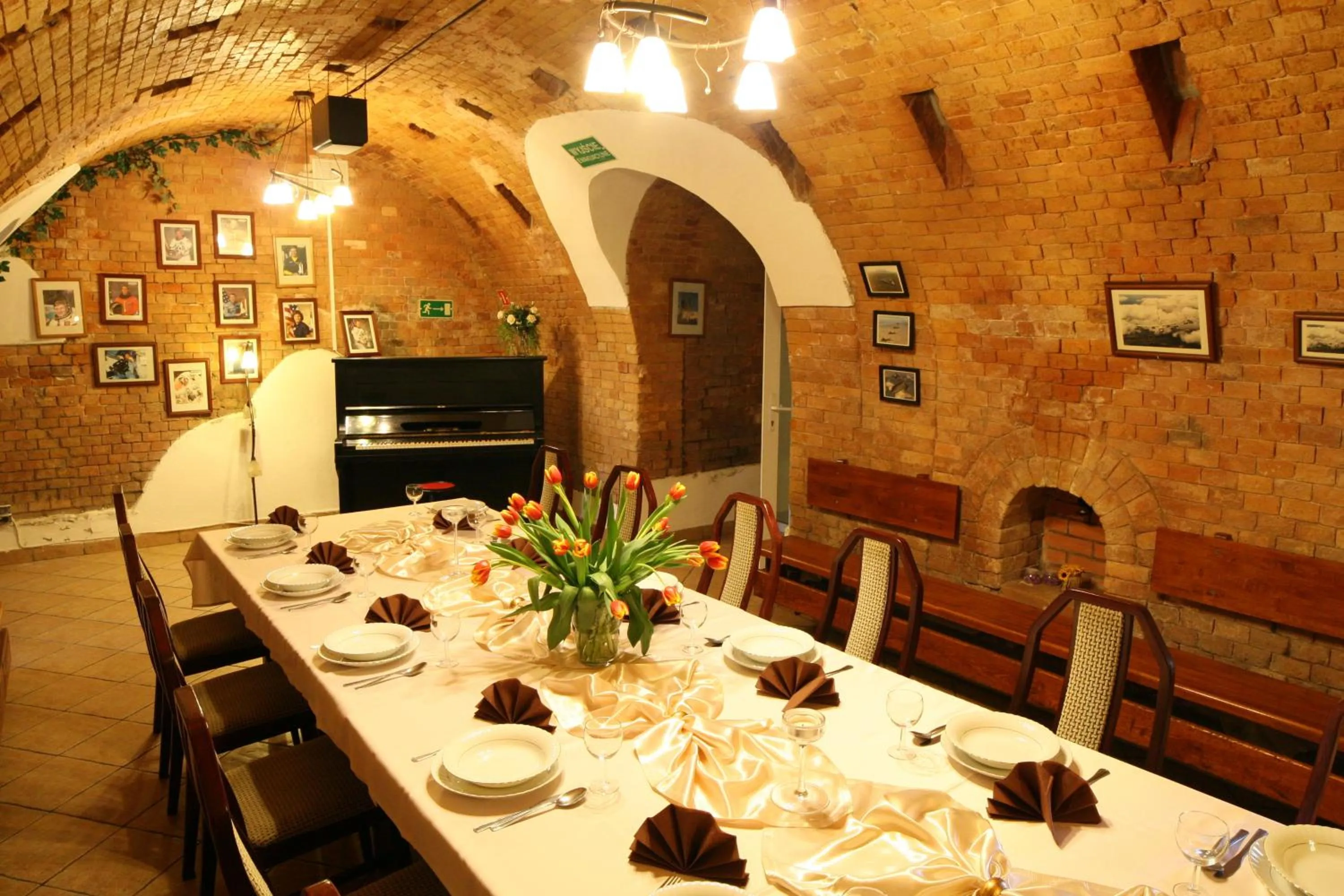 Restaurant/places to eat in Hotel Kosmonauty Wrocław-Airport