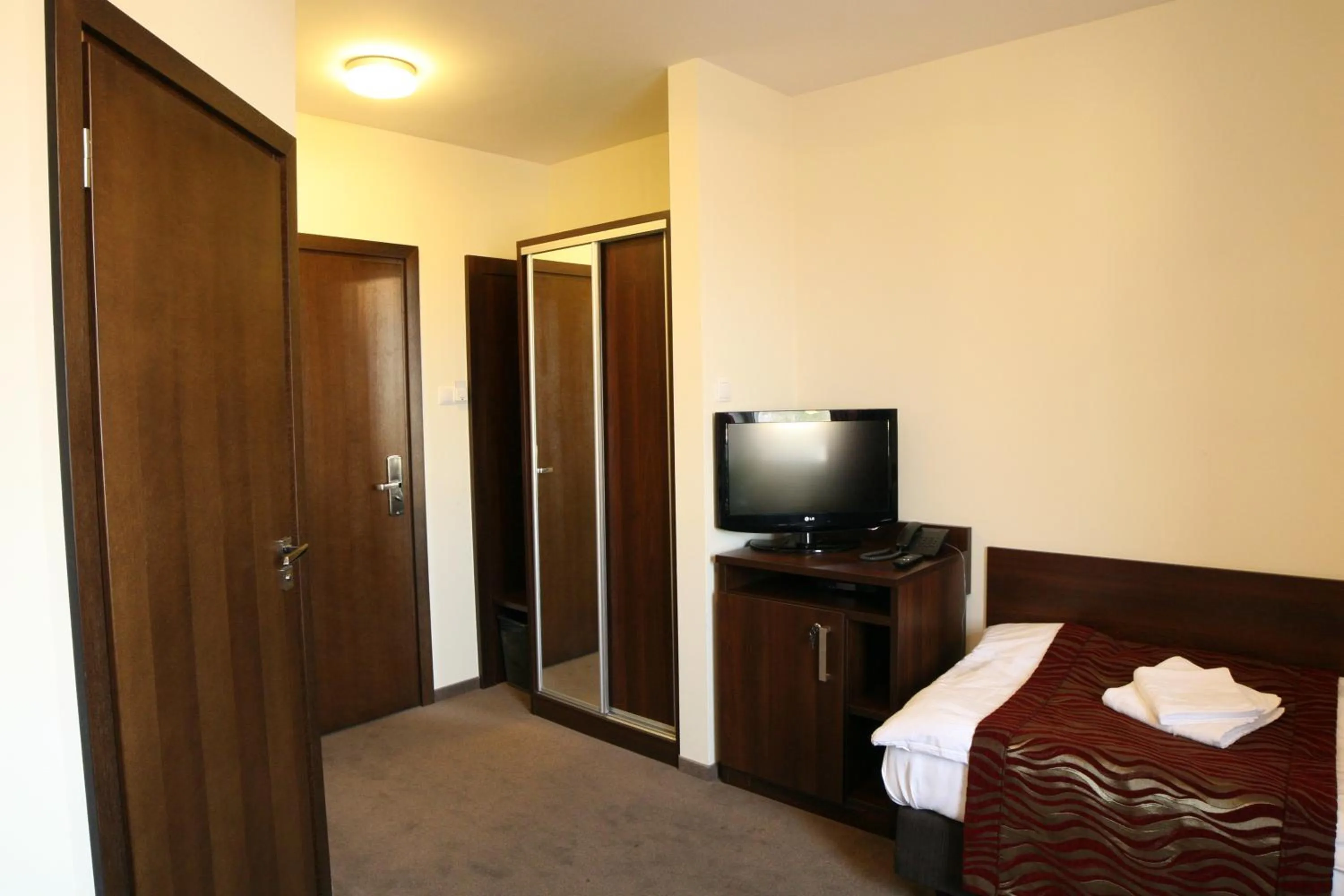 Photo of the whole room, Bed in Hotel Kosmonauty Wrocław-Airport