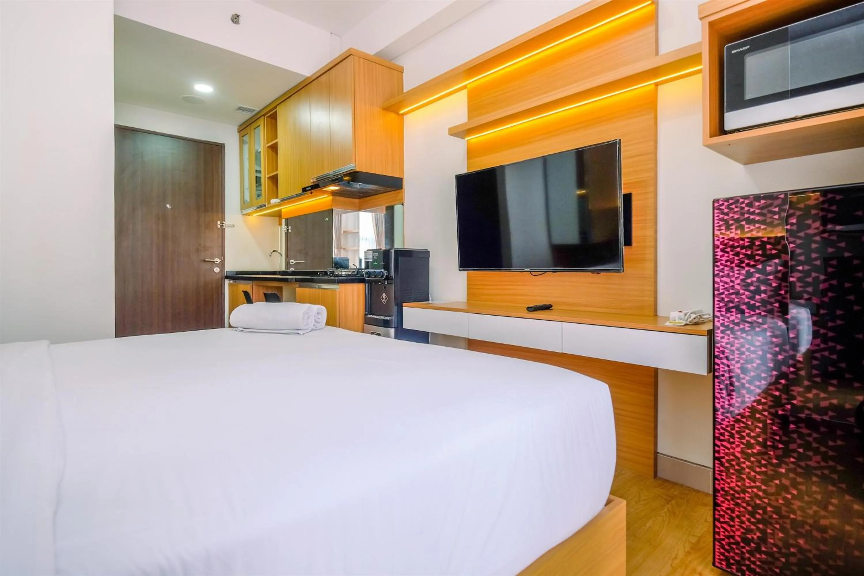 Comfort and Best Deal Studio Room Transpark Cibubur Apartment By Travelio