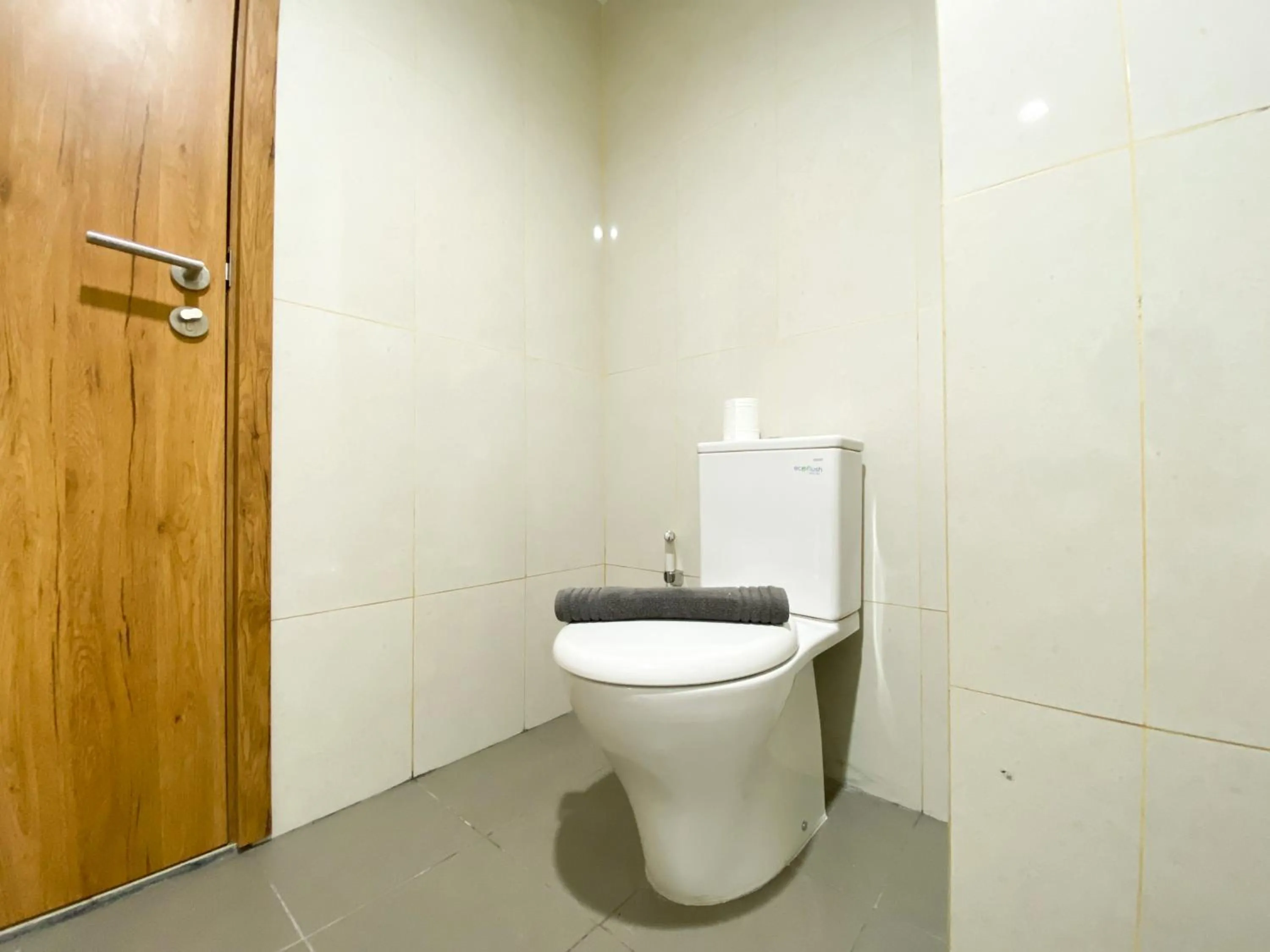 Bathroom in Homey and Cozy Stay Studio Gateway Park LRT City Jatibening Apartment By Travelio