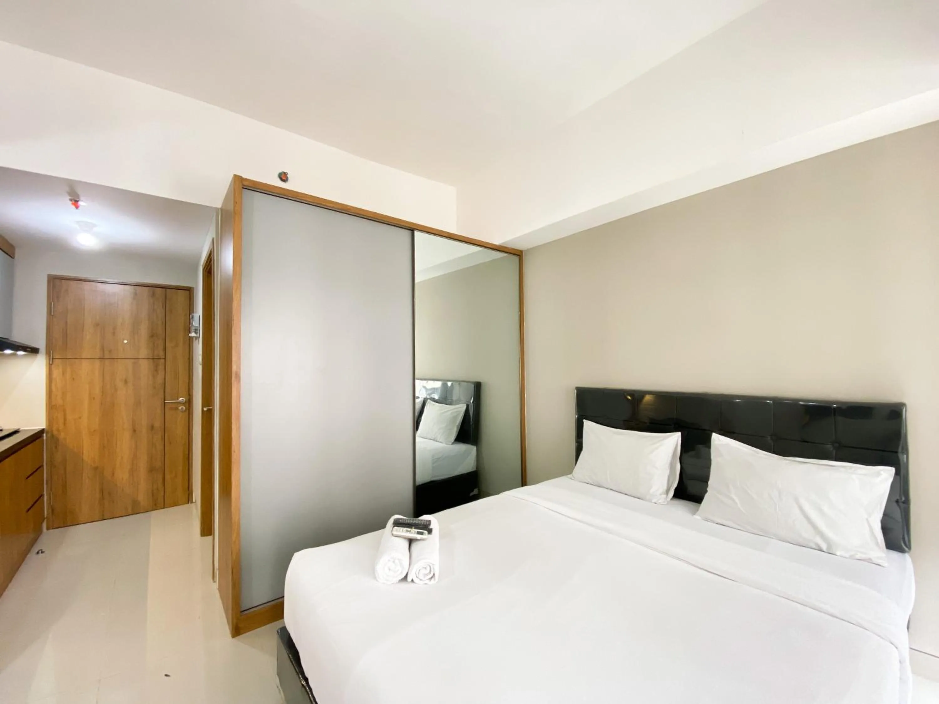 Bed in Homey and Cozy Stay Studio Gateway Park LRT City Jatibening Apartment By Travelio