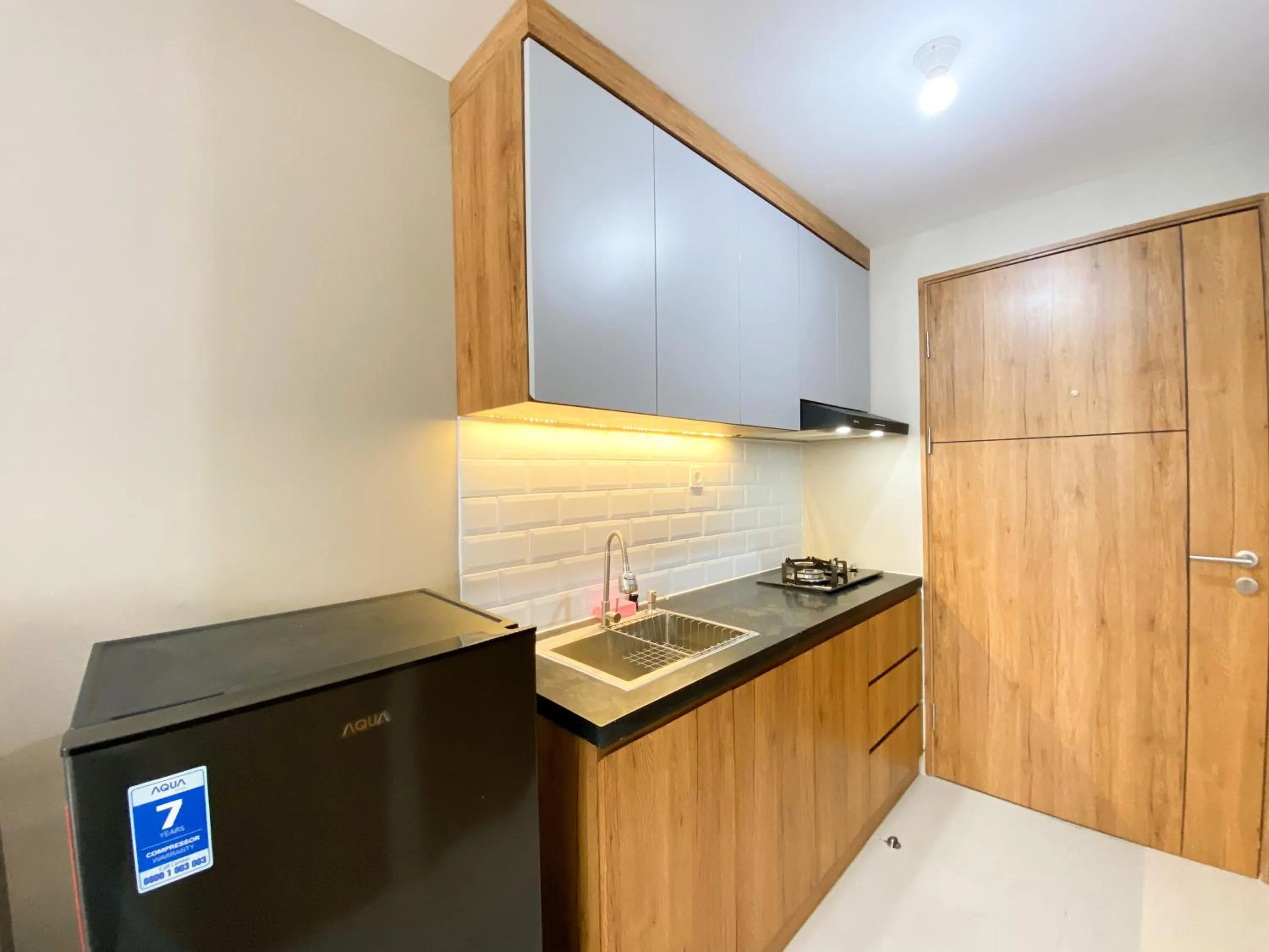 Kitchen or kitchenette in Homey and Cozy Stay Studio Gateway Park LRT City Jatibening Apartment By Travelio