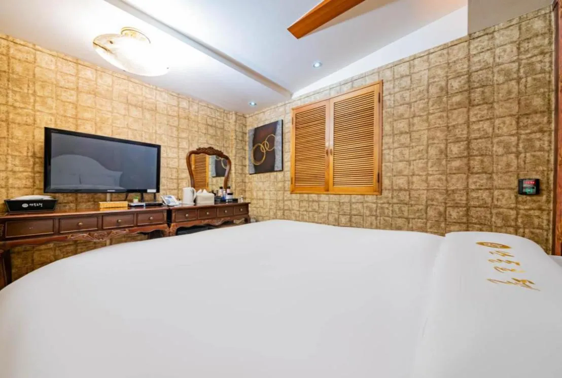 TV and multimedia, Bed in Andong hotel