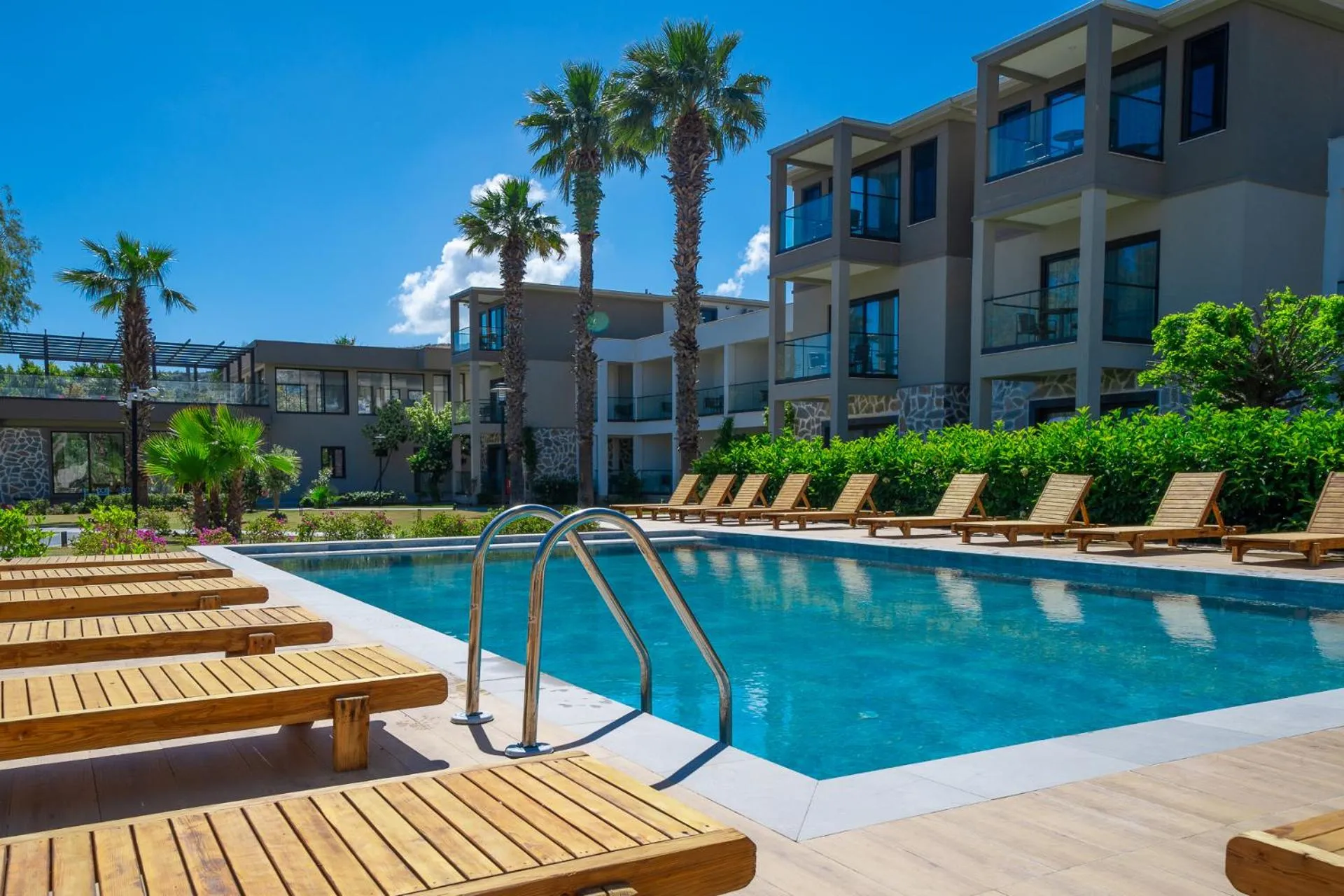 Swimming pool in Mare Alba