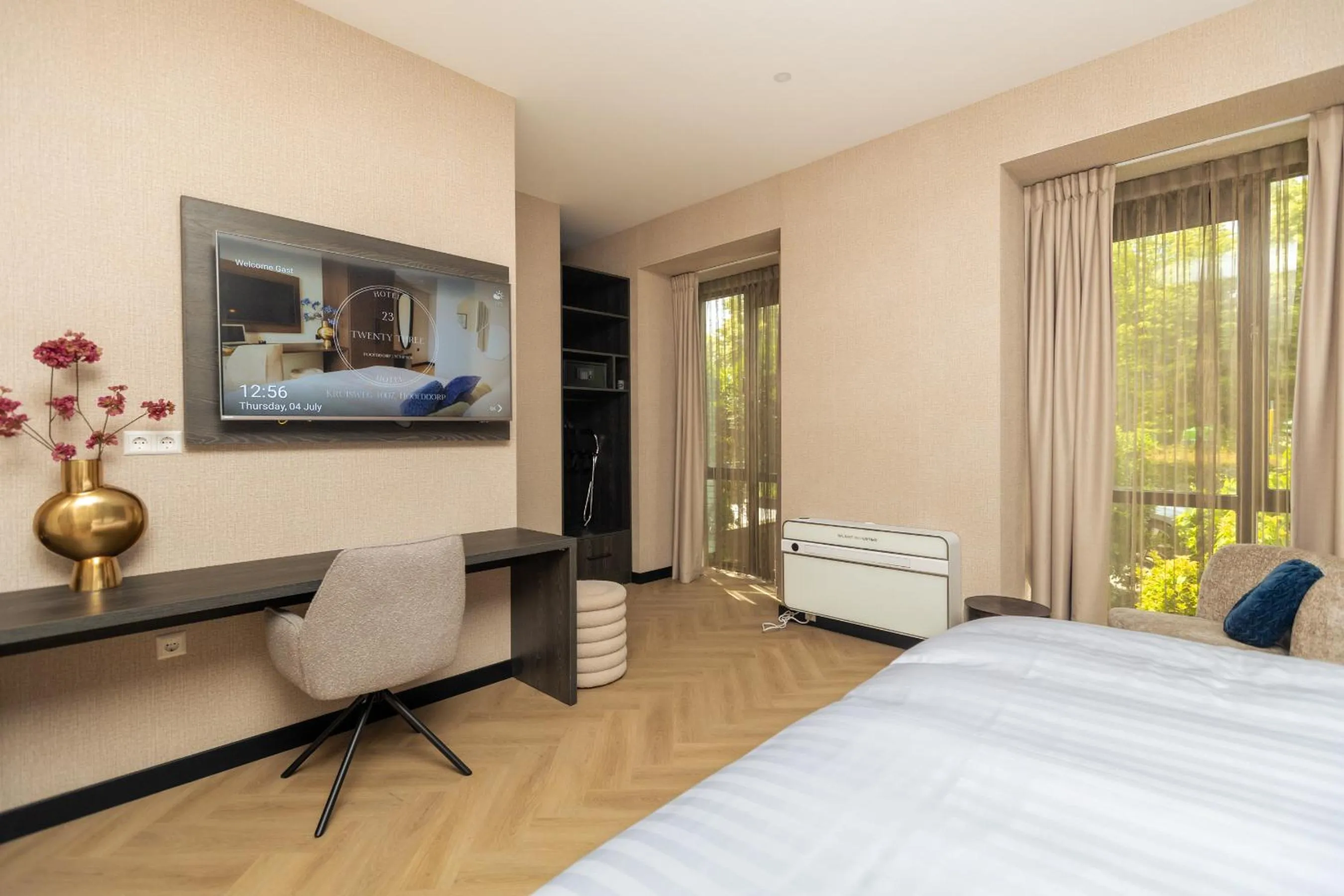 TV and multimedia, Bed in Hotel Twenty-Three Amsterdam Airport