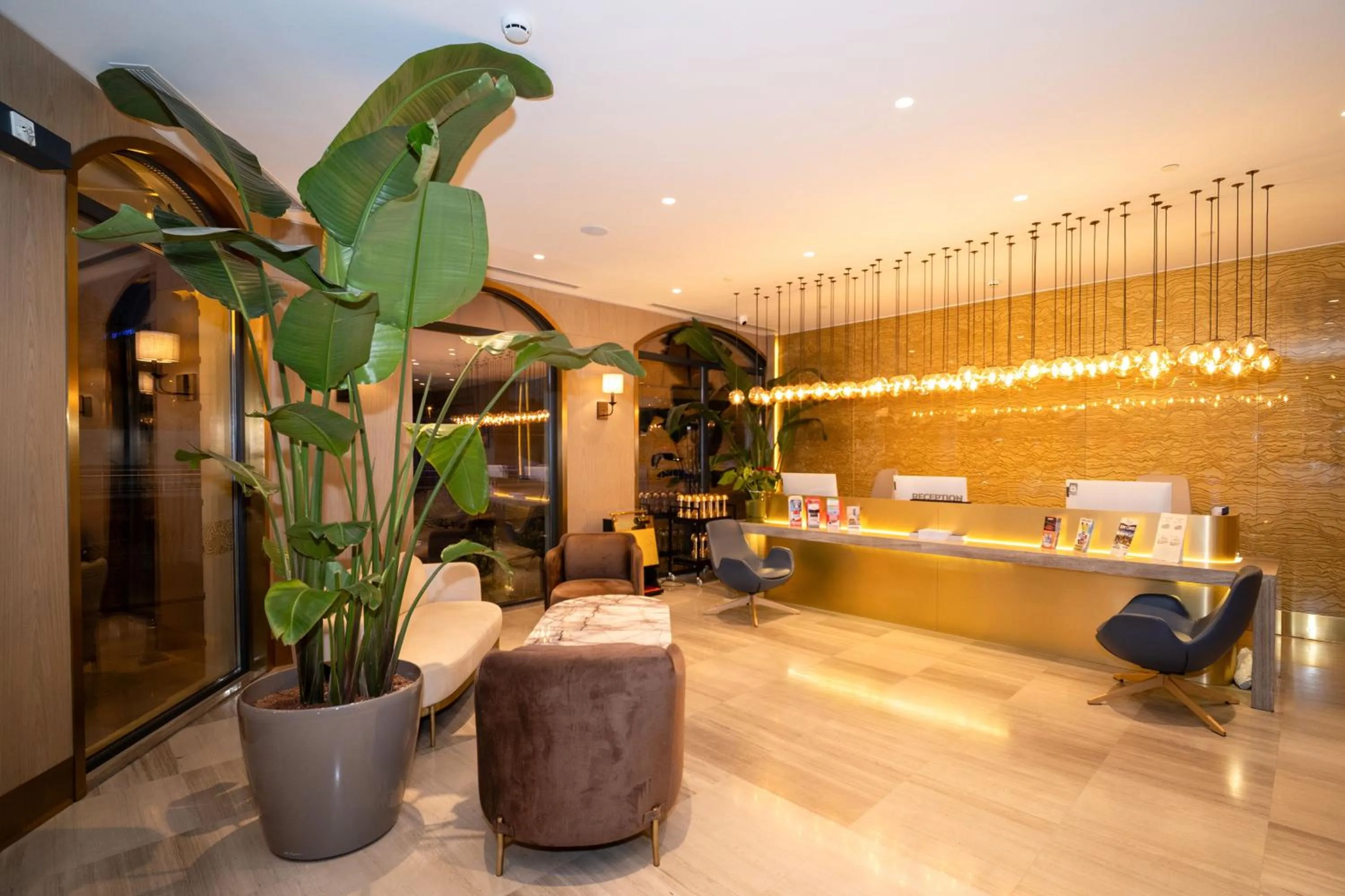 Lobby or reception in Rayelin Hotel Old Town