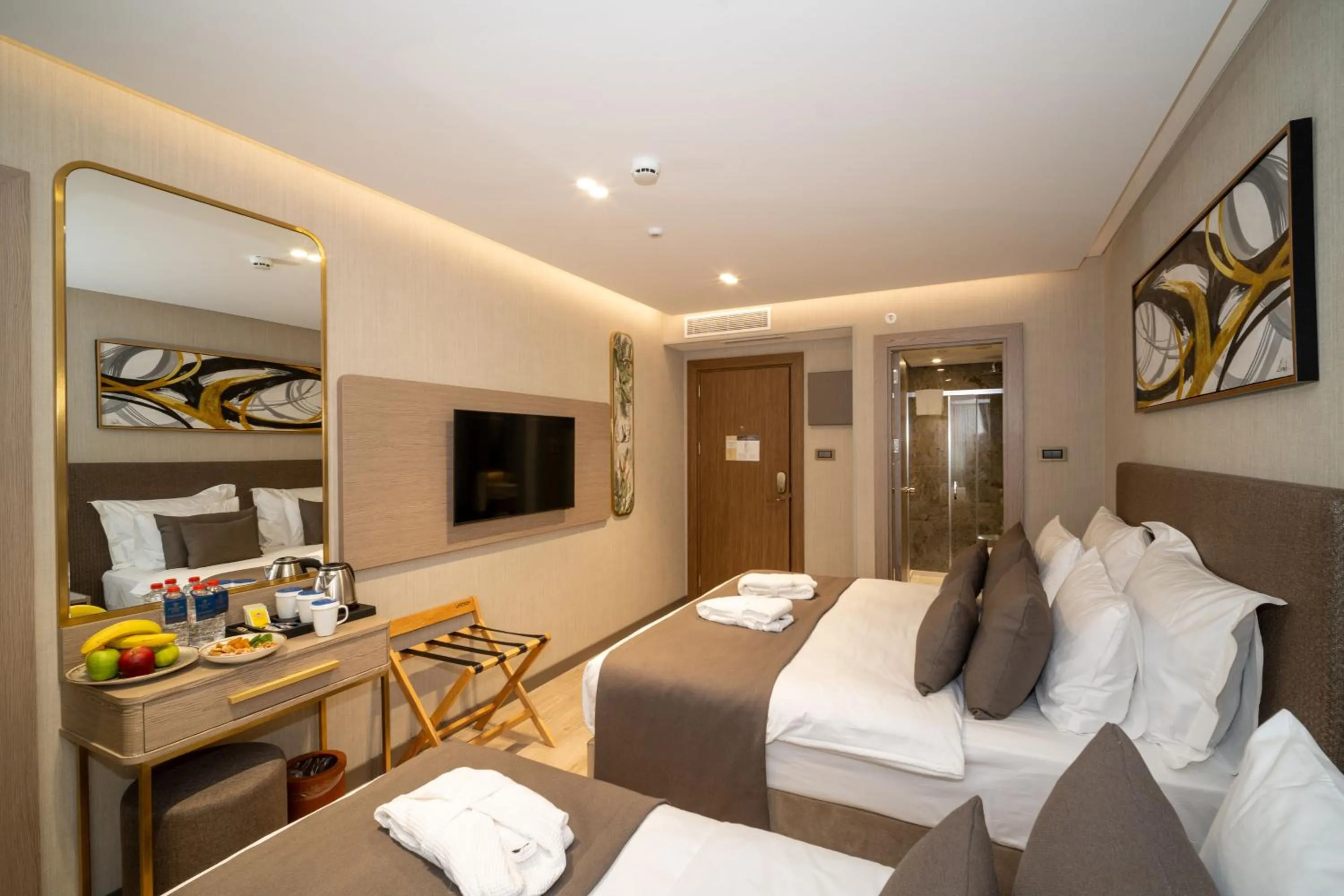 Evening entertainment in Rayelin Hotel Old Town