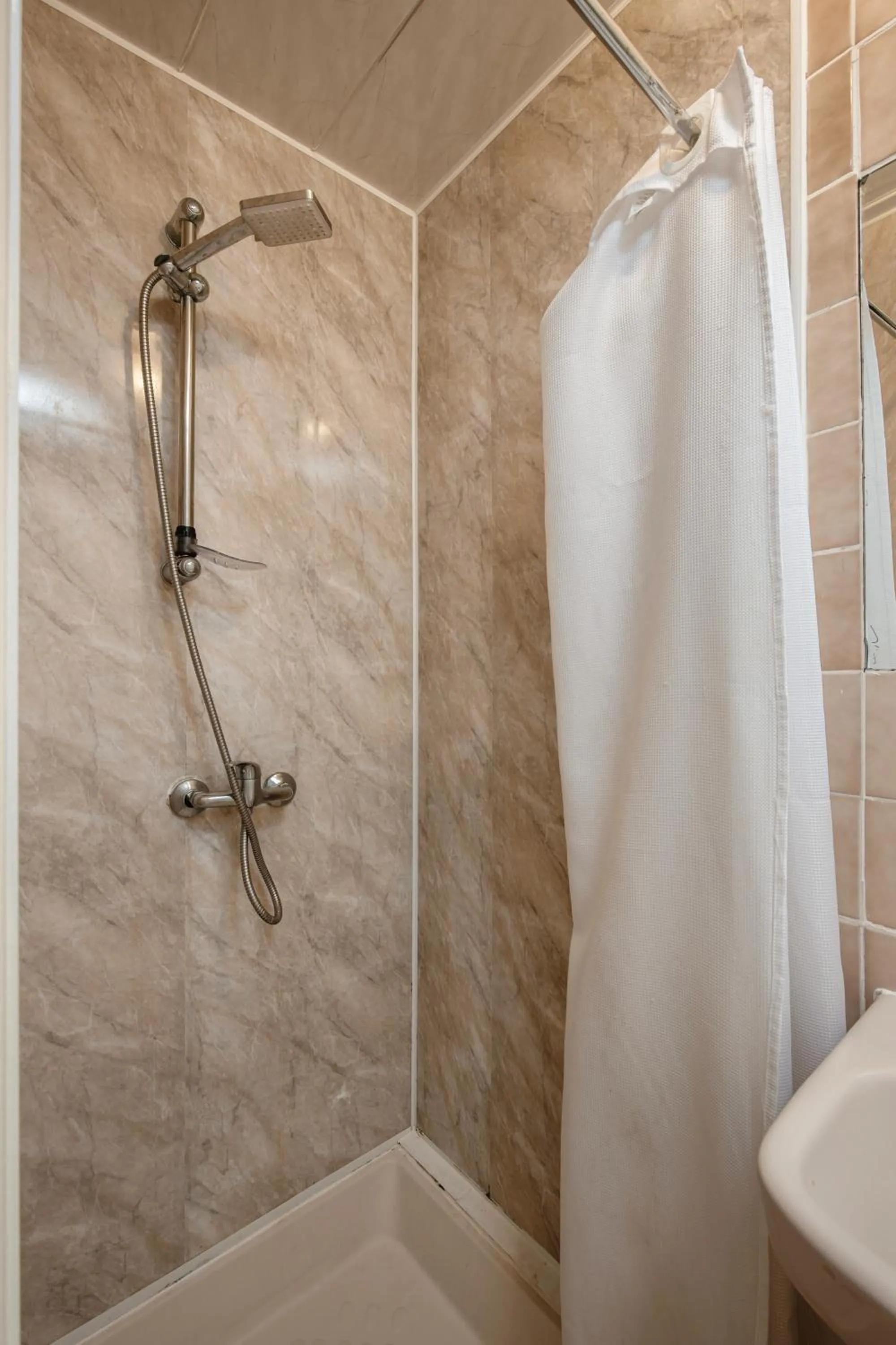 Bathroom in Lanayr Hotel