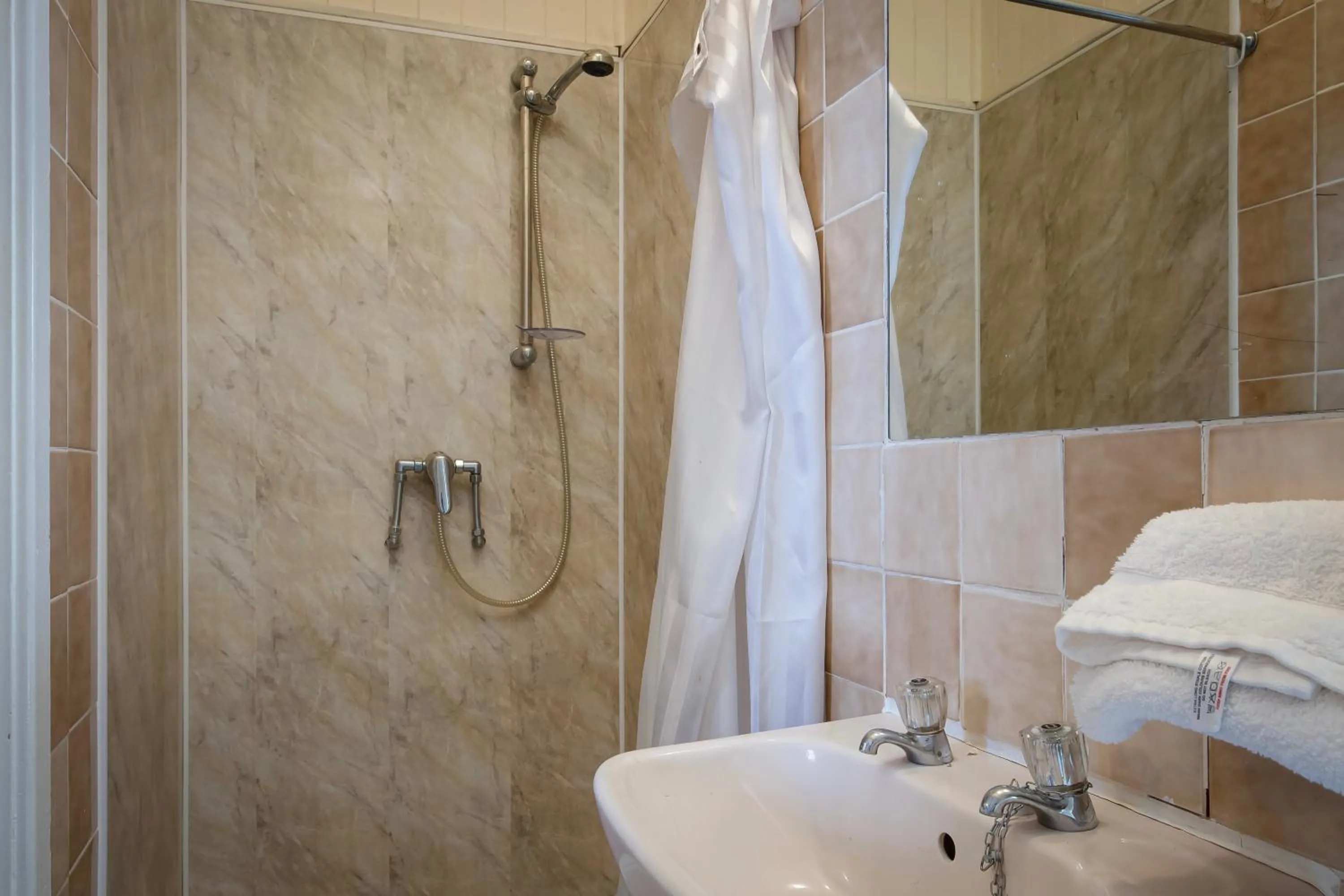 Bathroom in Lanayr Hotel