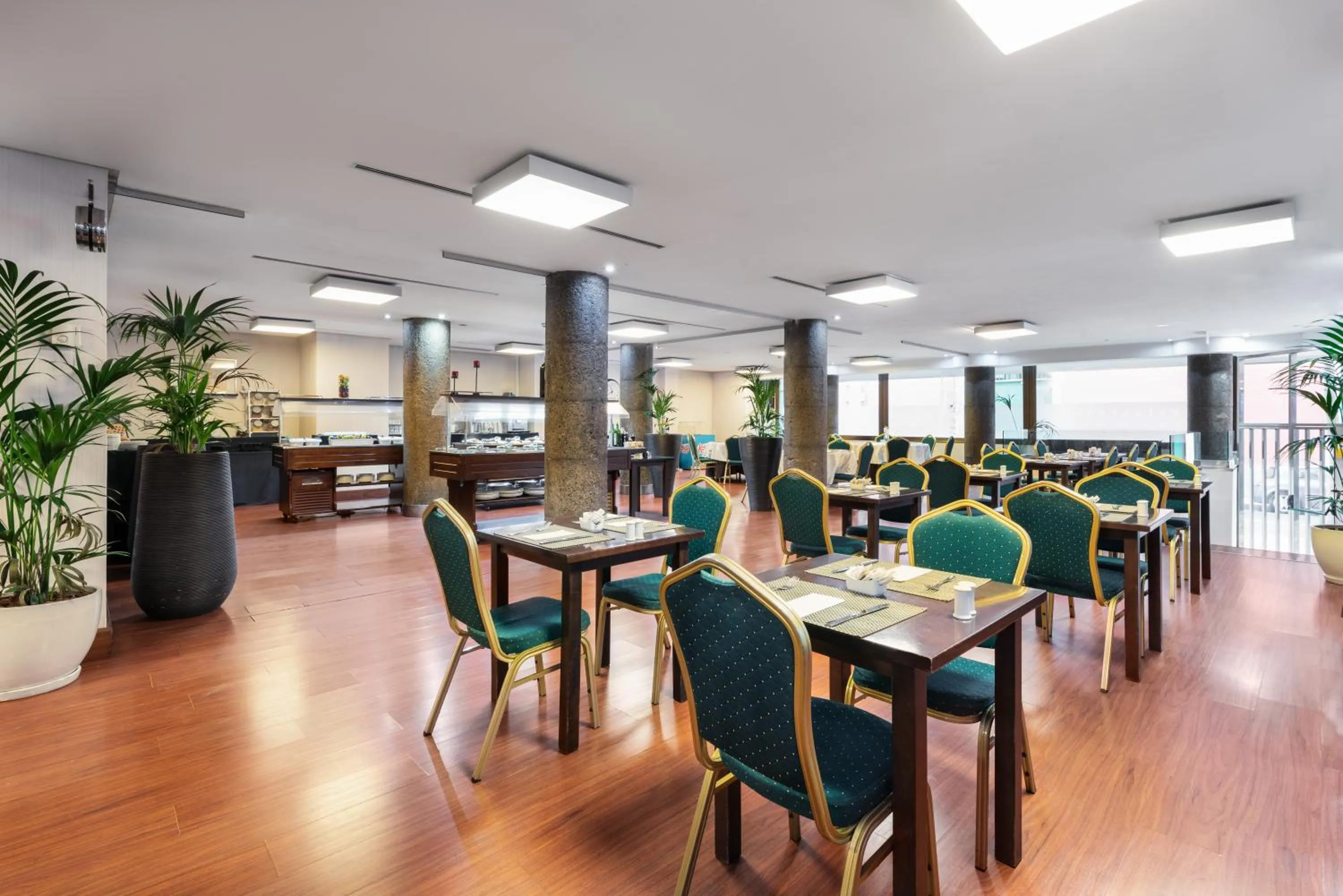 Restaurant/places to eat in Exe Las Palmas