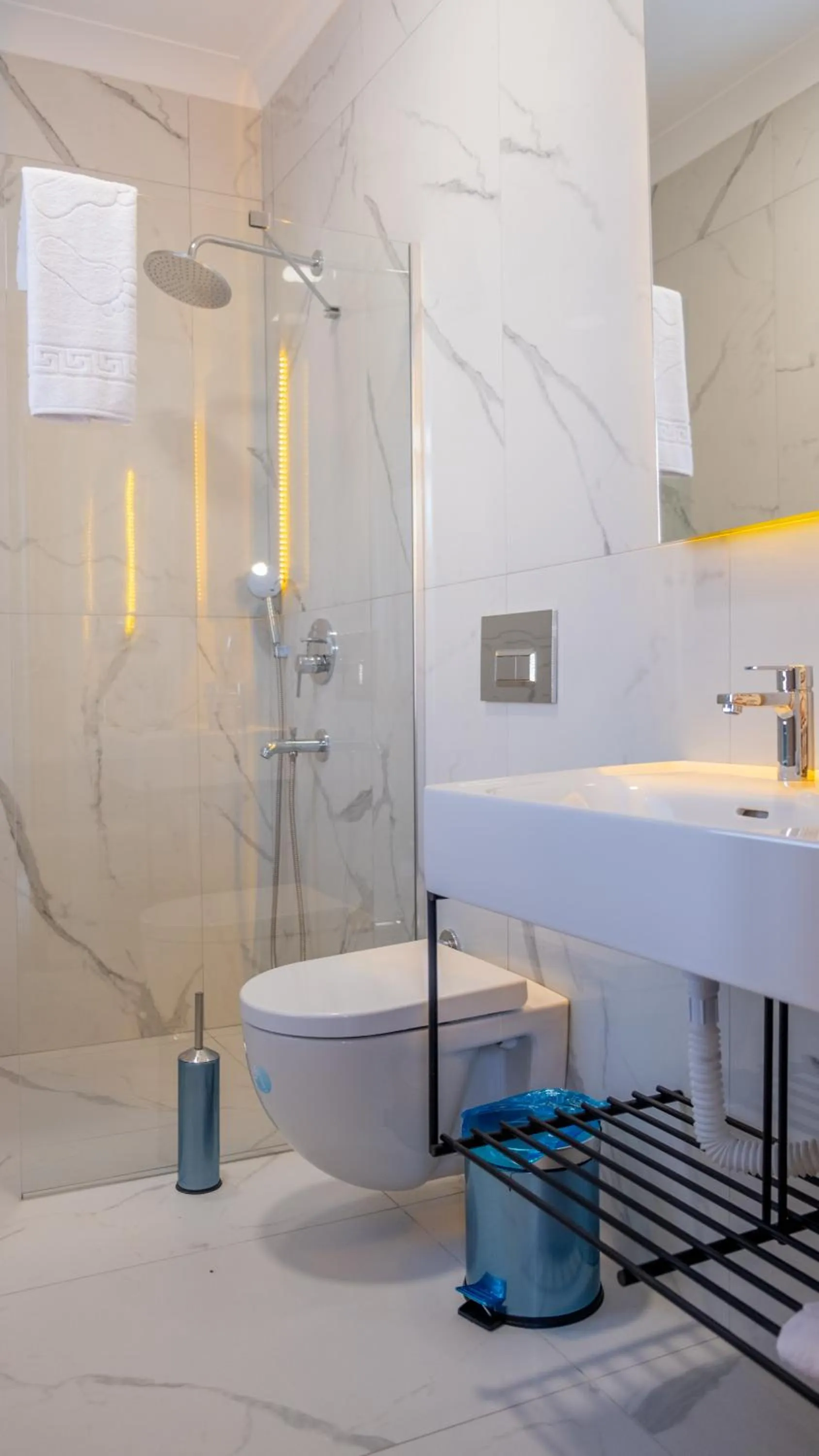 Shower in Cunda Nisa Otel