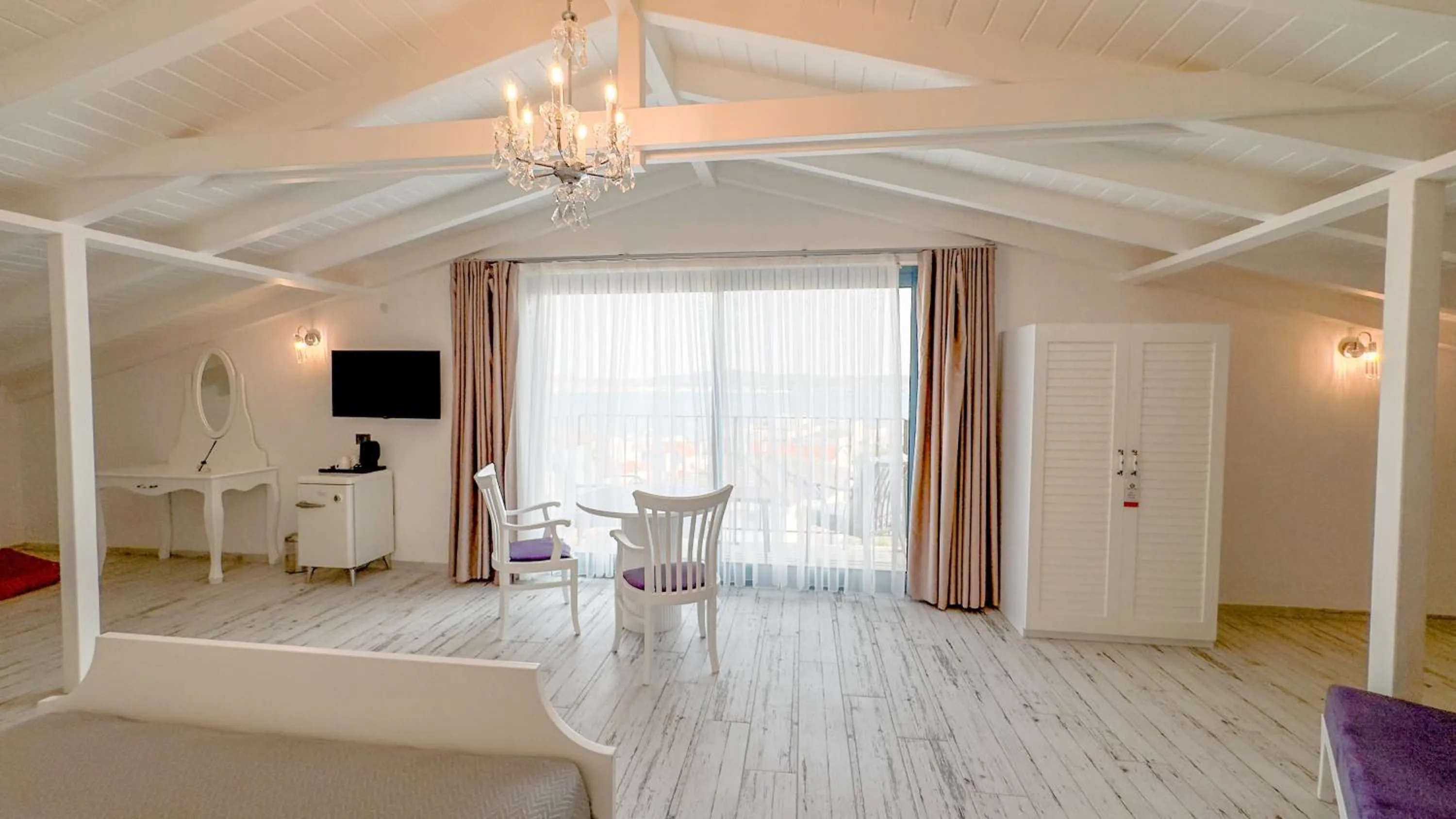 Bed in Cunda Nisa Otel