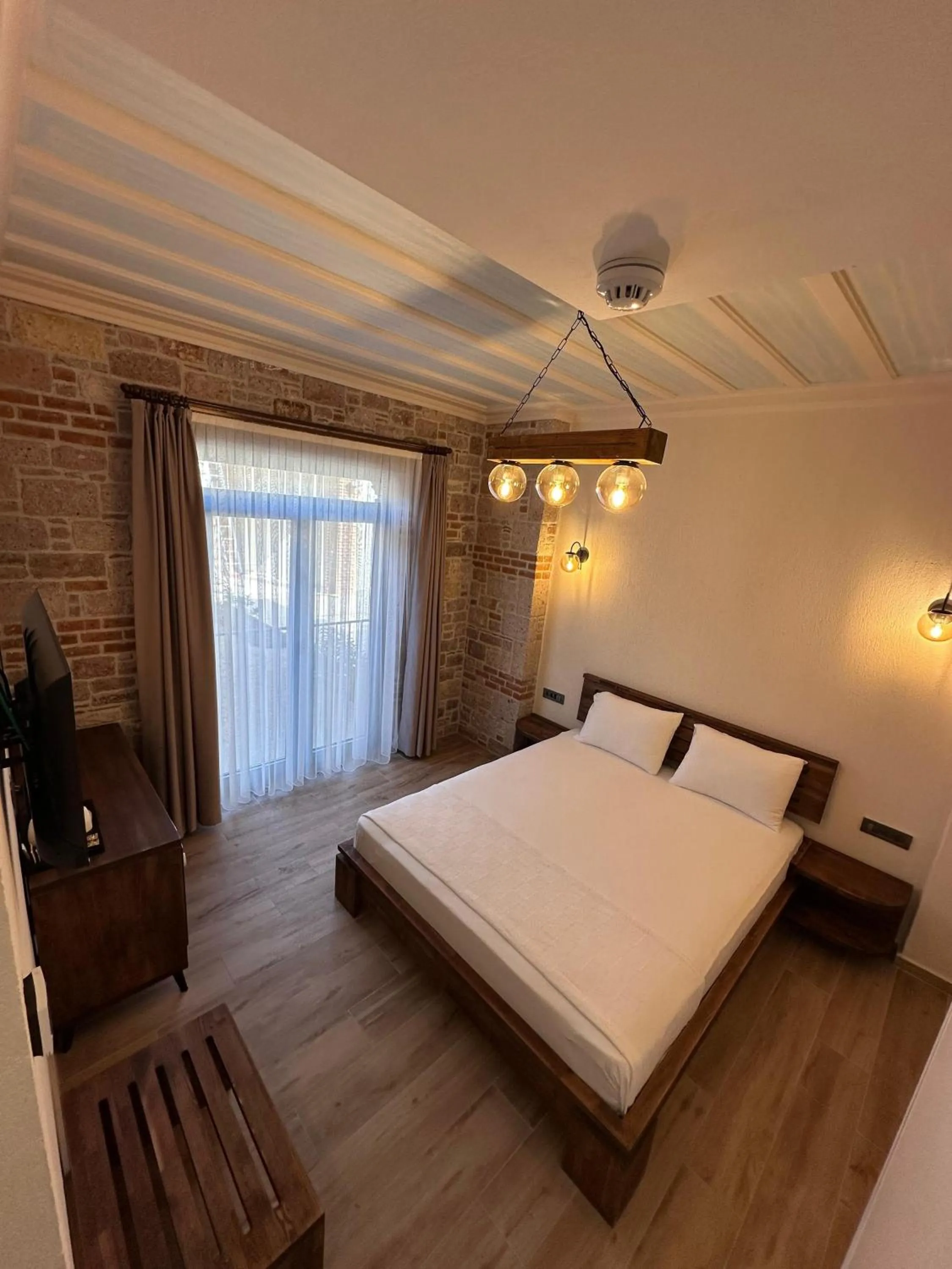 Photo of the whole room, Bed in Cunda Nisa Otel