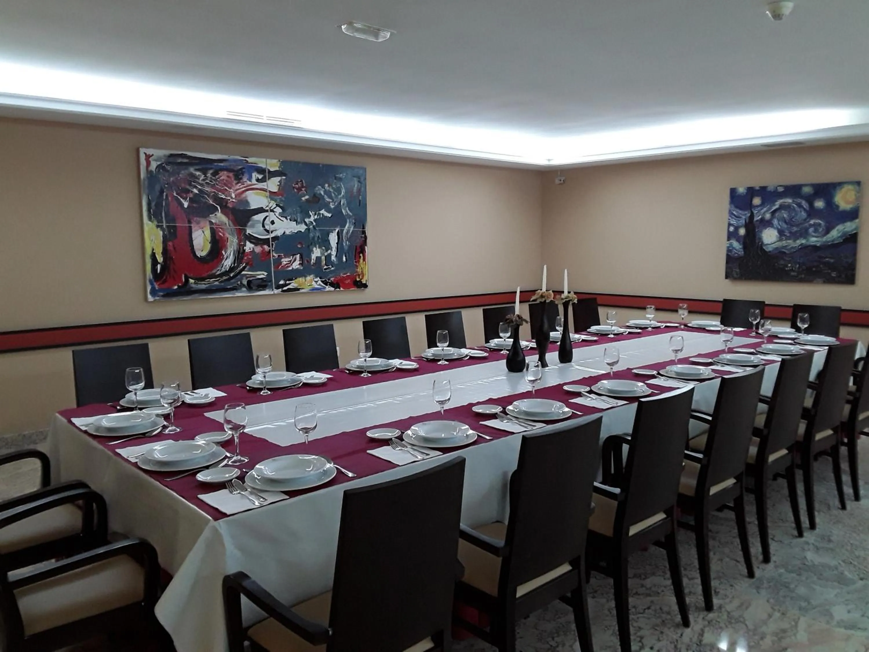 Restaurant/places to eat in Hotel Castro