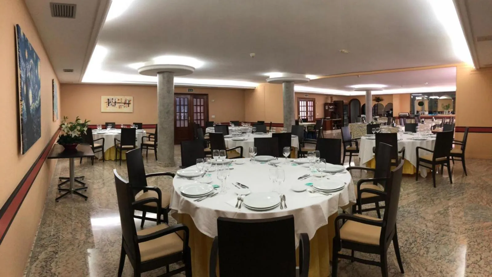 Restaurant/places to eat in Hotel Castro