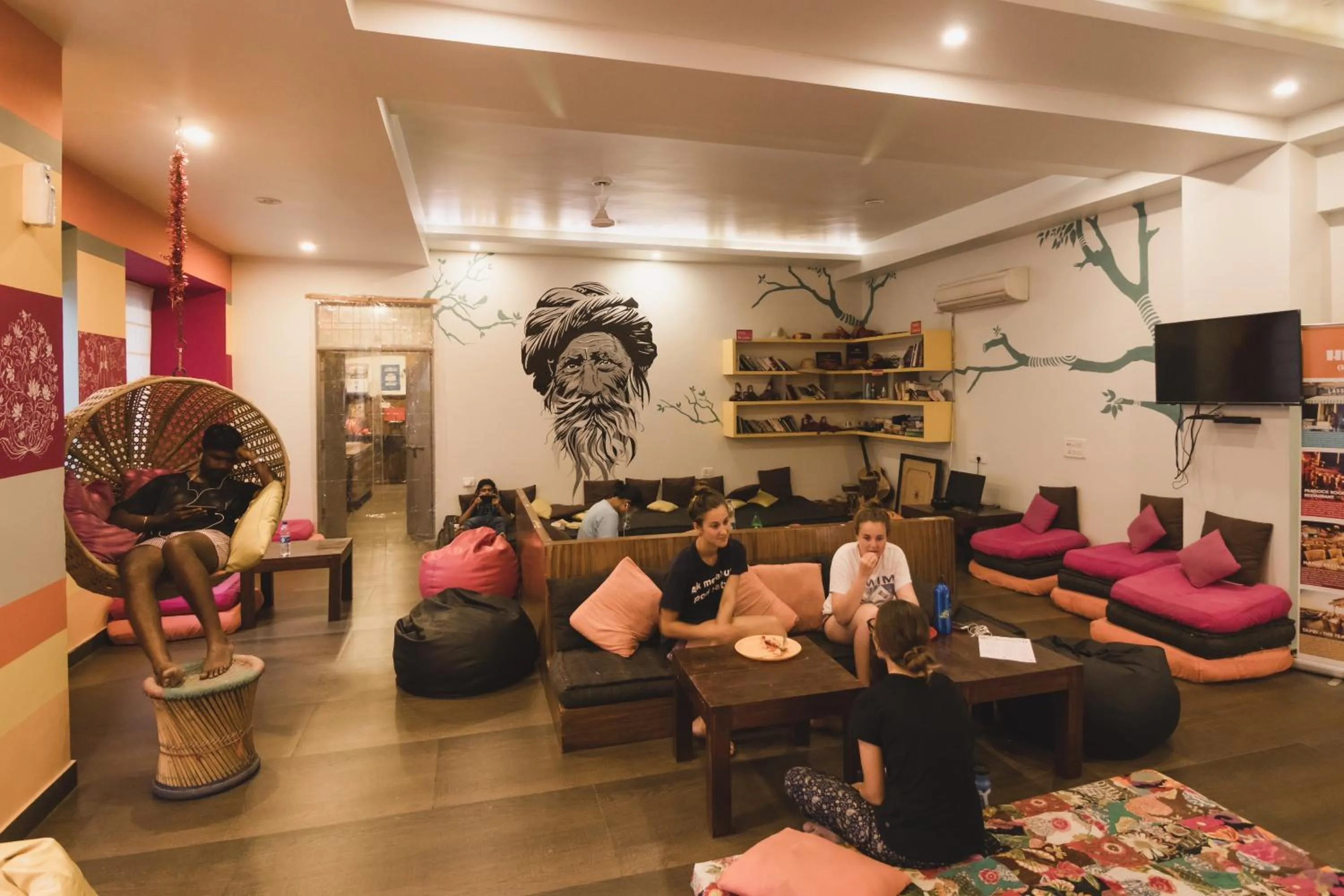 Communal lounge/ TV room in Zostel Jaipur
