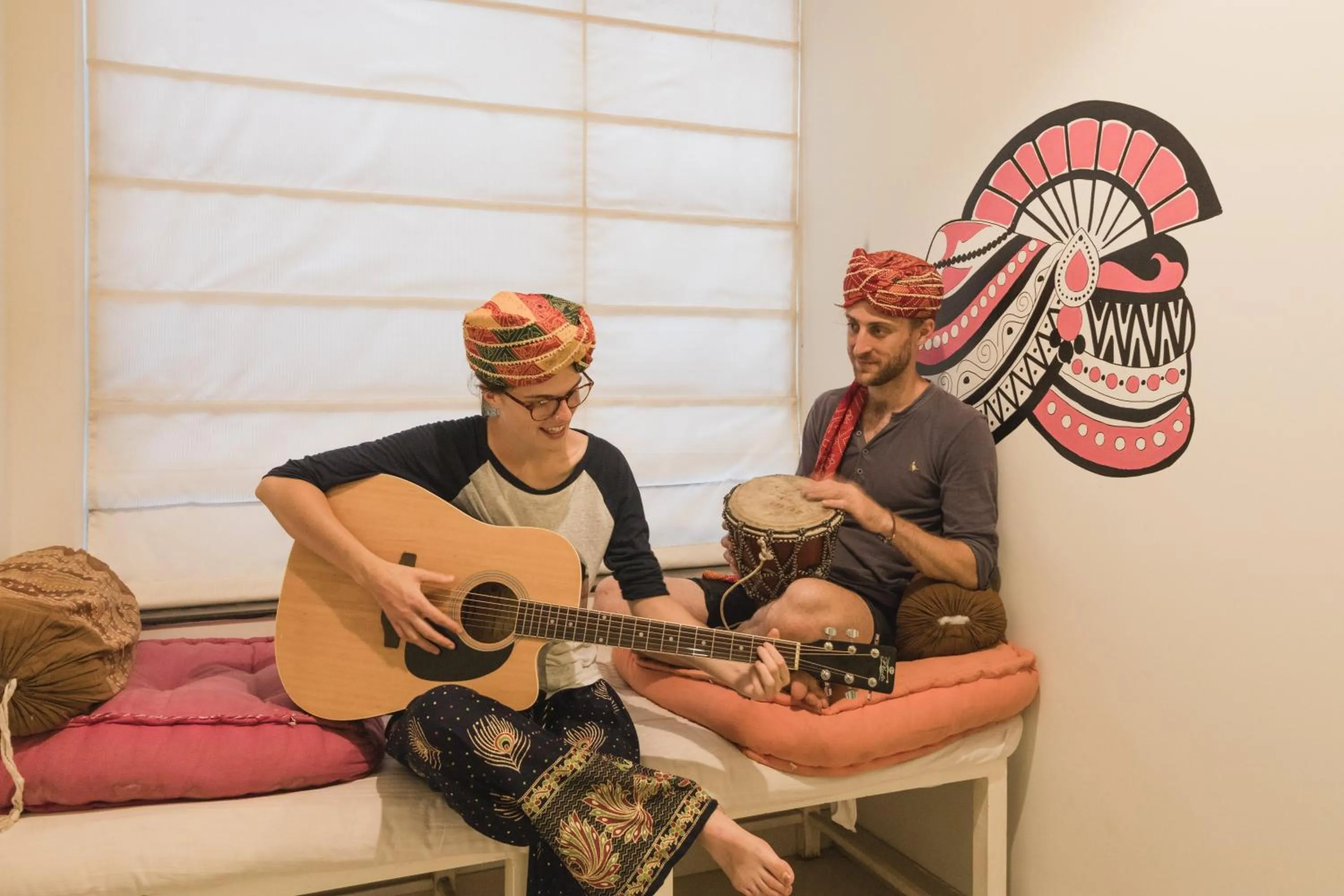 Communal lounge/ TV room in Zostel Jaipur