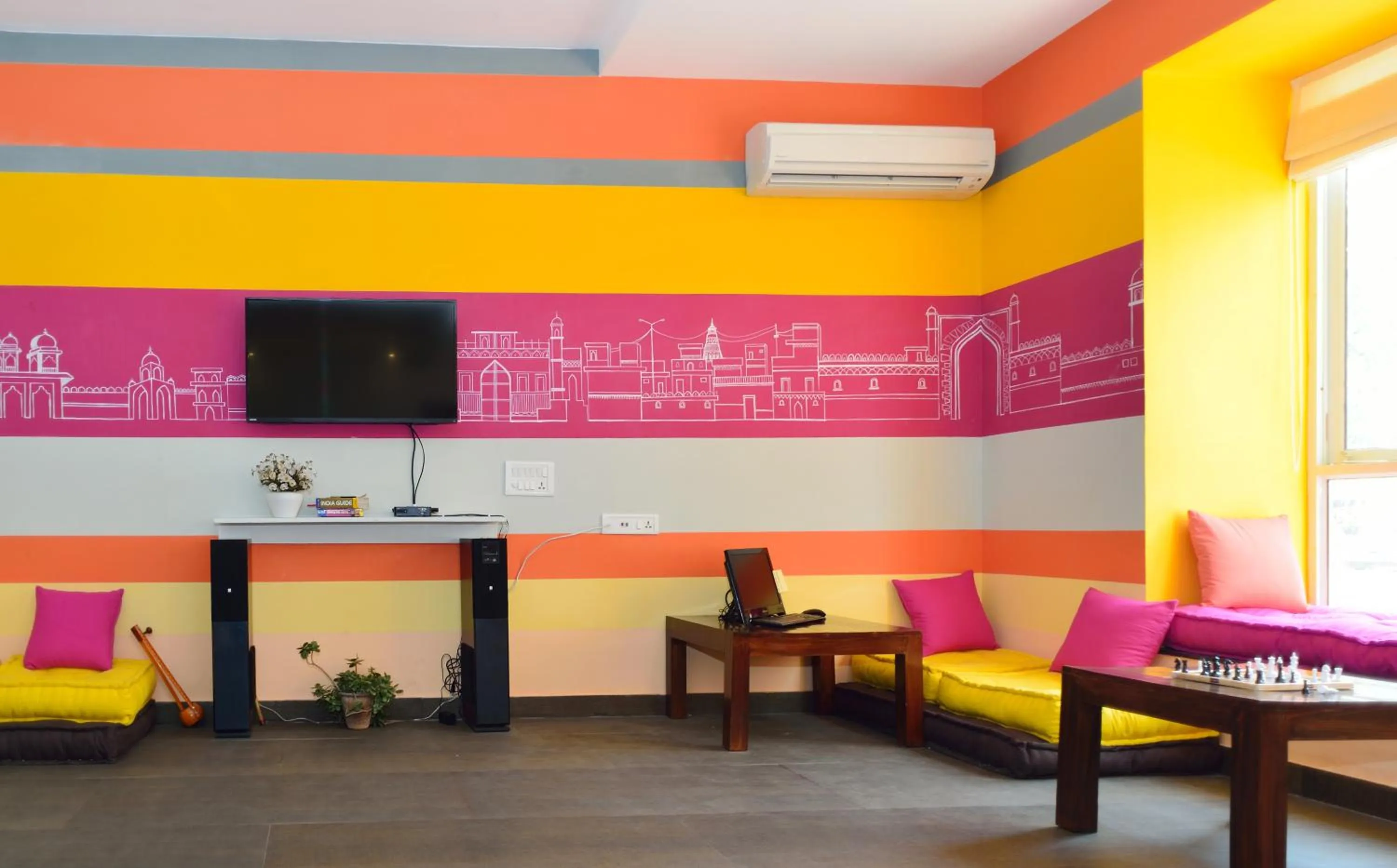 Communal lounge/ TV room in Zostel Jaipur