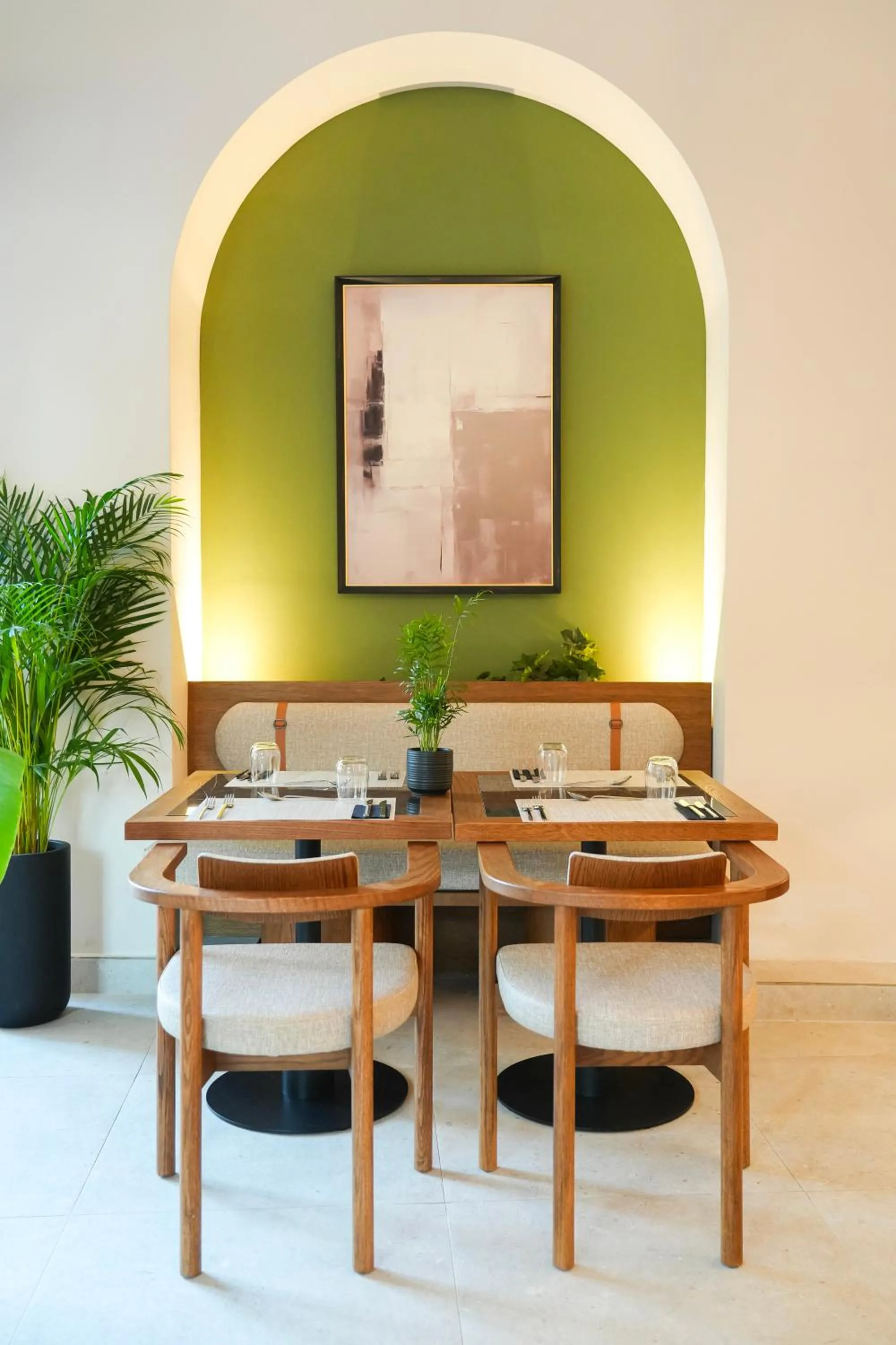 Restaurant/places to eat in Centro Vero Suites by Omilos Hotels