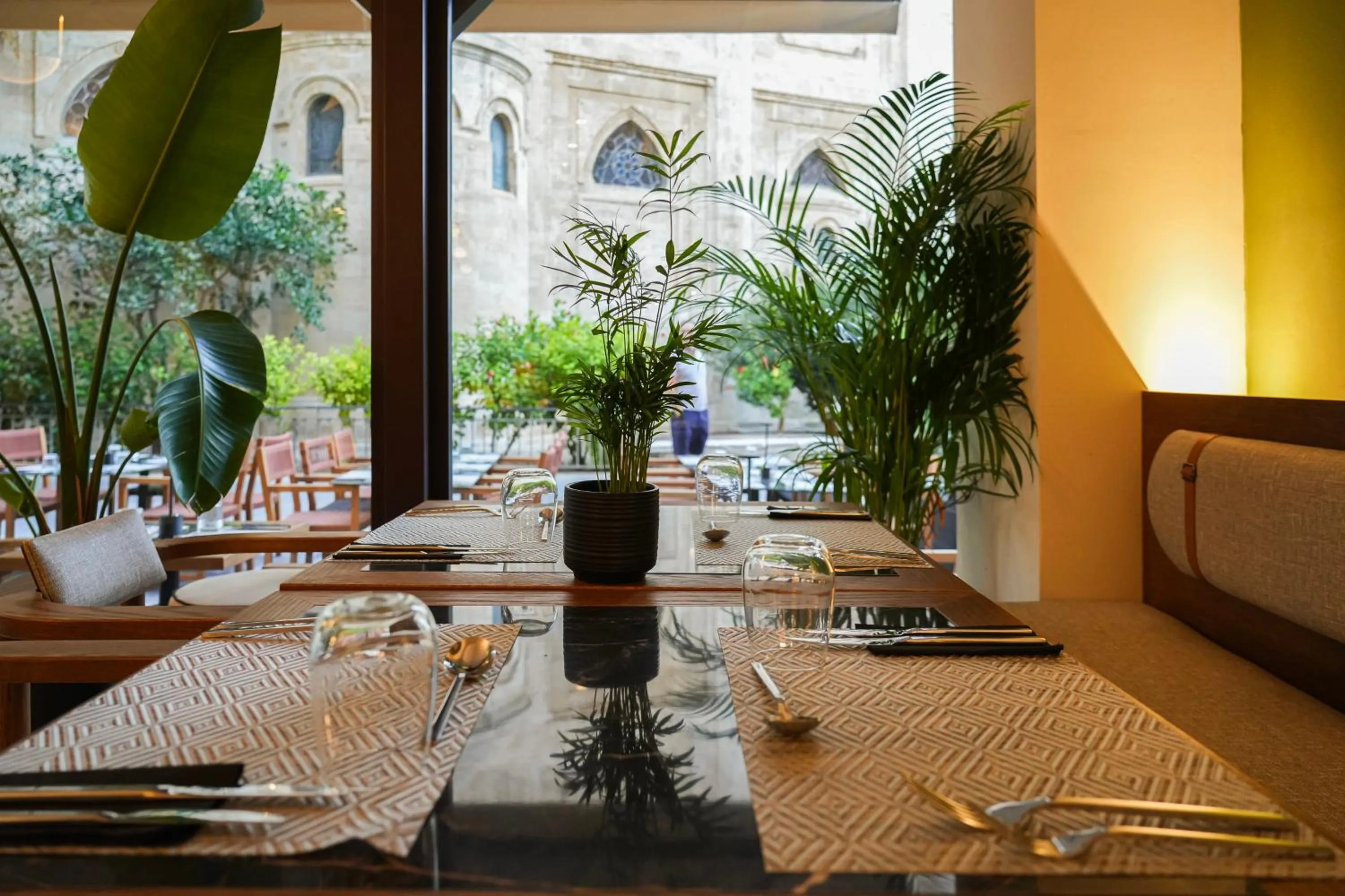 Restaurant/places to eat in Centro Vero Suites by Omilos Hotels