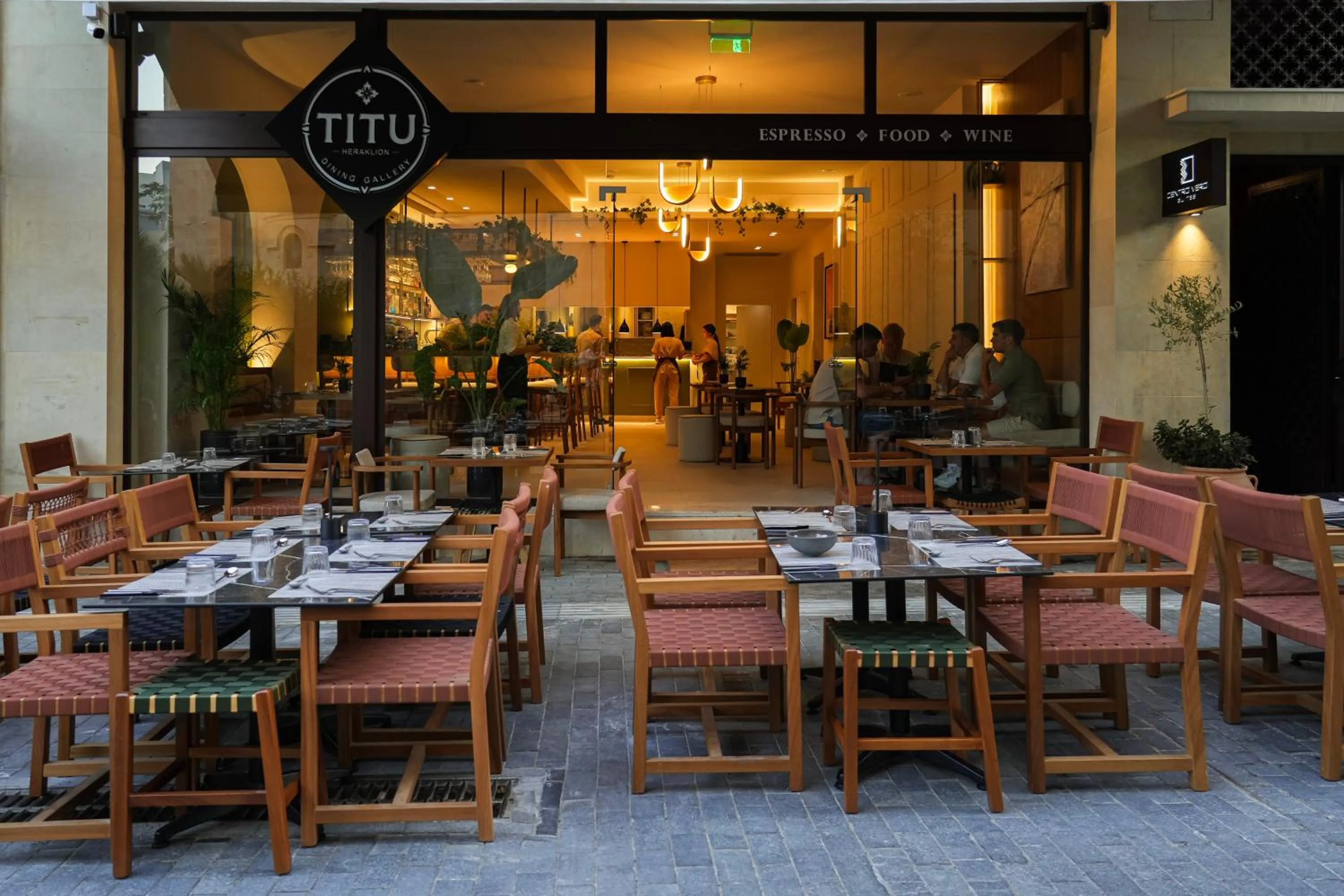 Restaurant/places to eat in Centro Vero Suites by Omilos Hotels