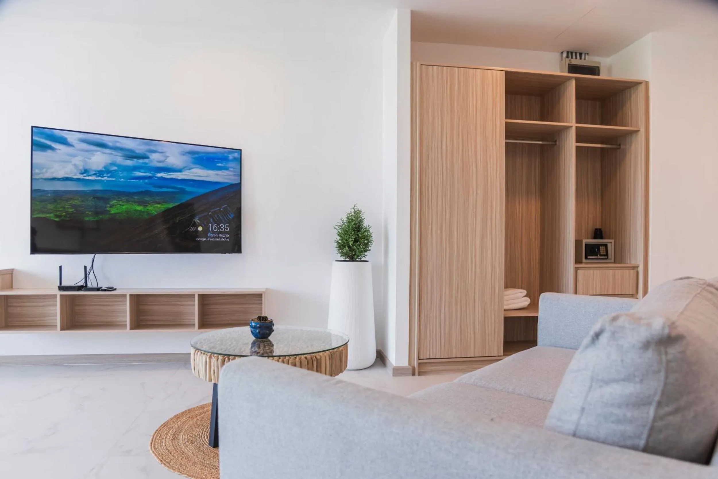 TV and multimedia in Replay Pool Villa