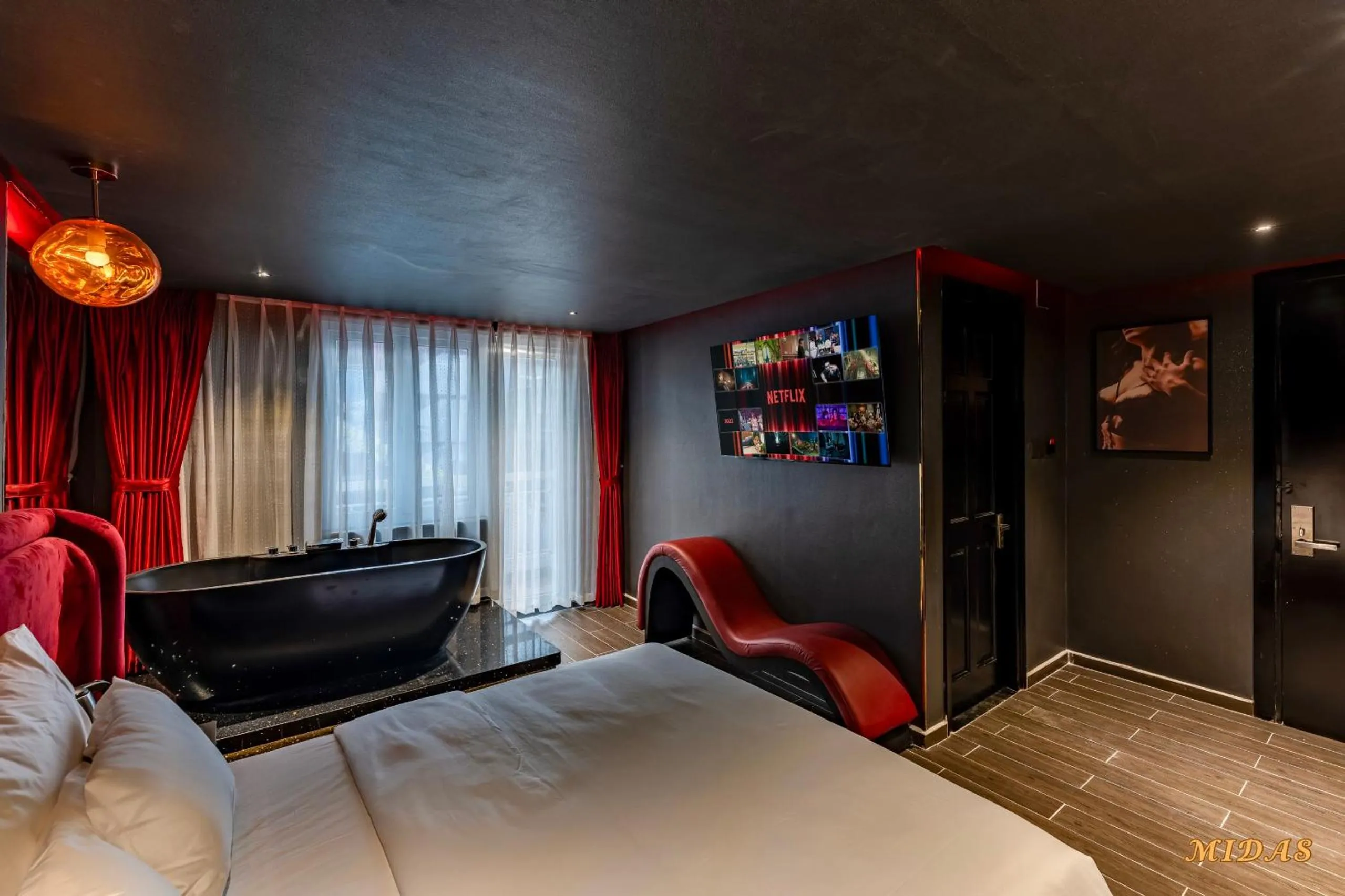 TV and multimedia, Bed in Midas Hotel 2