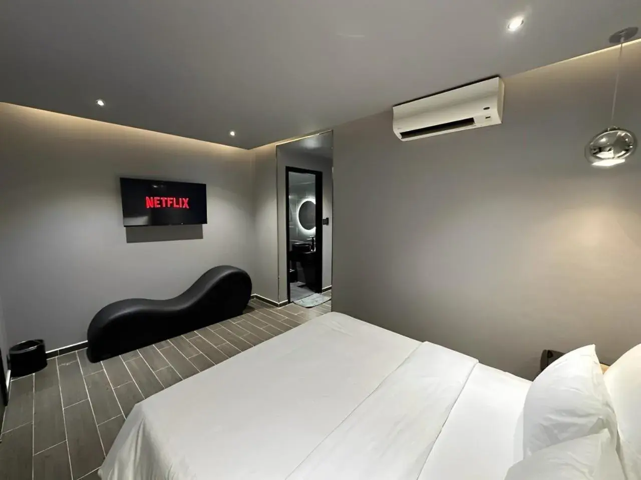 TV and multimedia, Bed in Midas Hotel 2 TV and multimedia, Bed in Midas Hotel 2