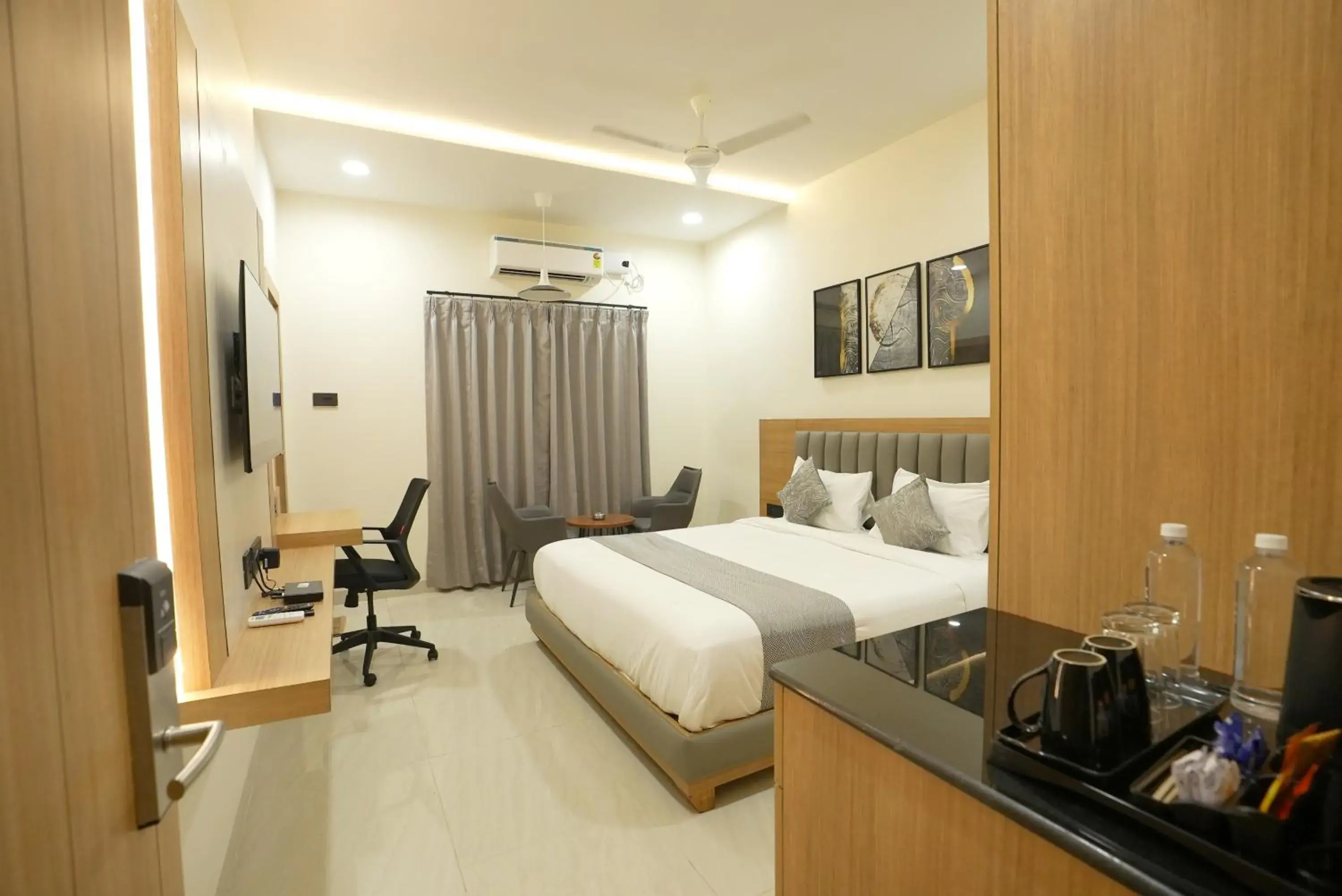 Bedroom, Bed in Oak Business Hotel Bedroom, Bed in Oak Business Hotel