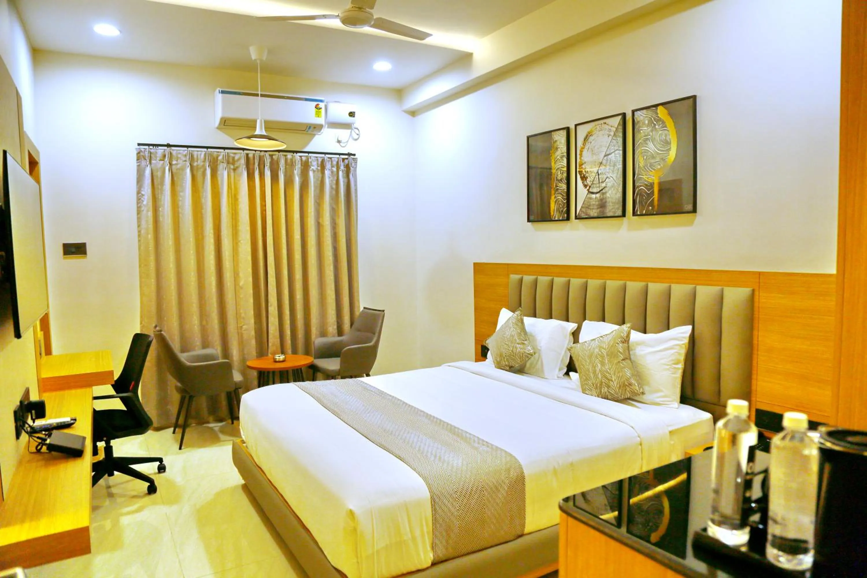 Bedroom, Bed in Oak Business Hotel