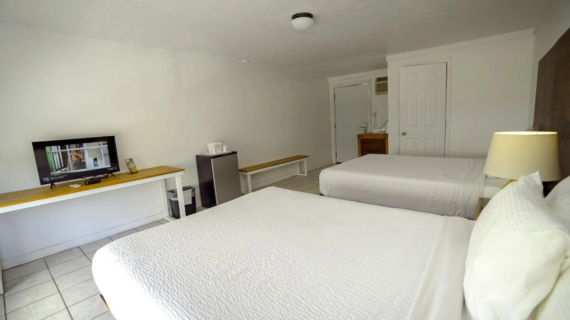 Bedroom, Bed in Banana Peel Lodge