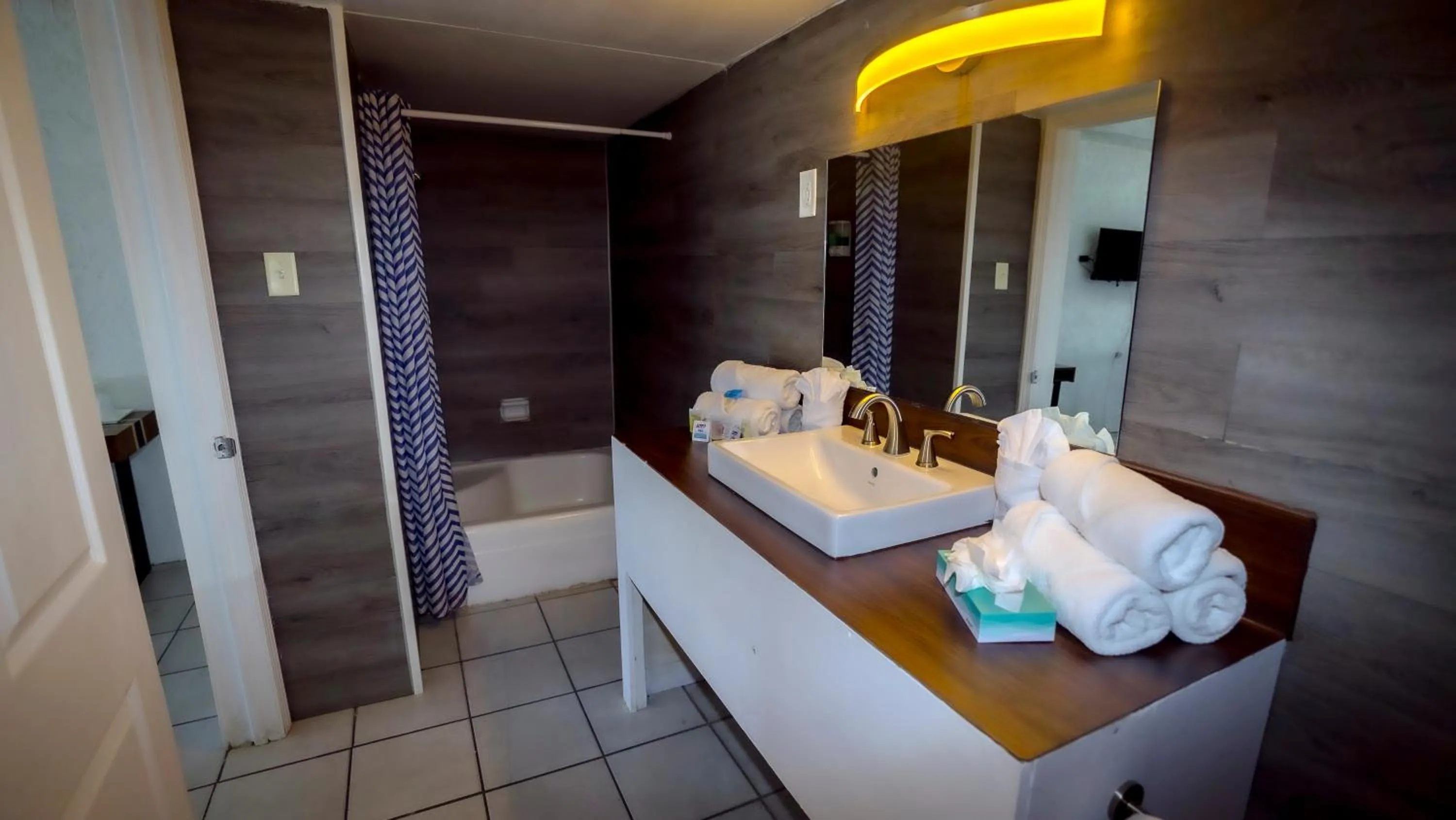 Shower in Banana Peel Lodge