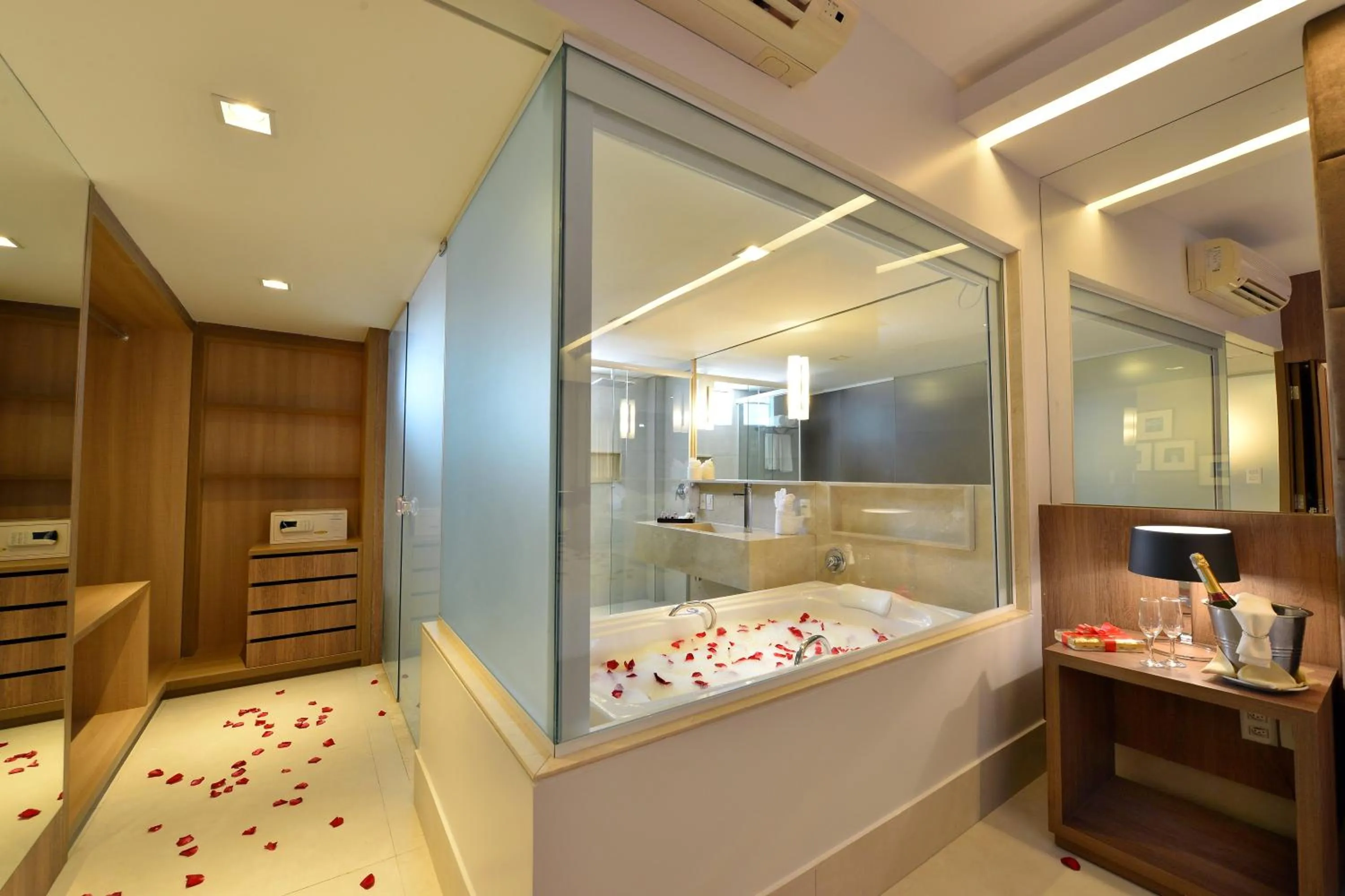 Bathroom, Bed in Hotel Beira Mar