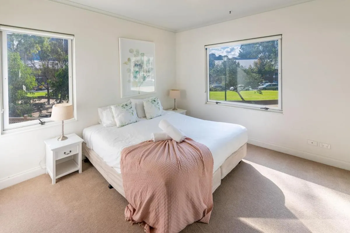 Large Bright 4 Bdrm Southbank apt